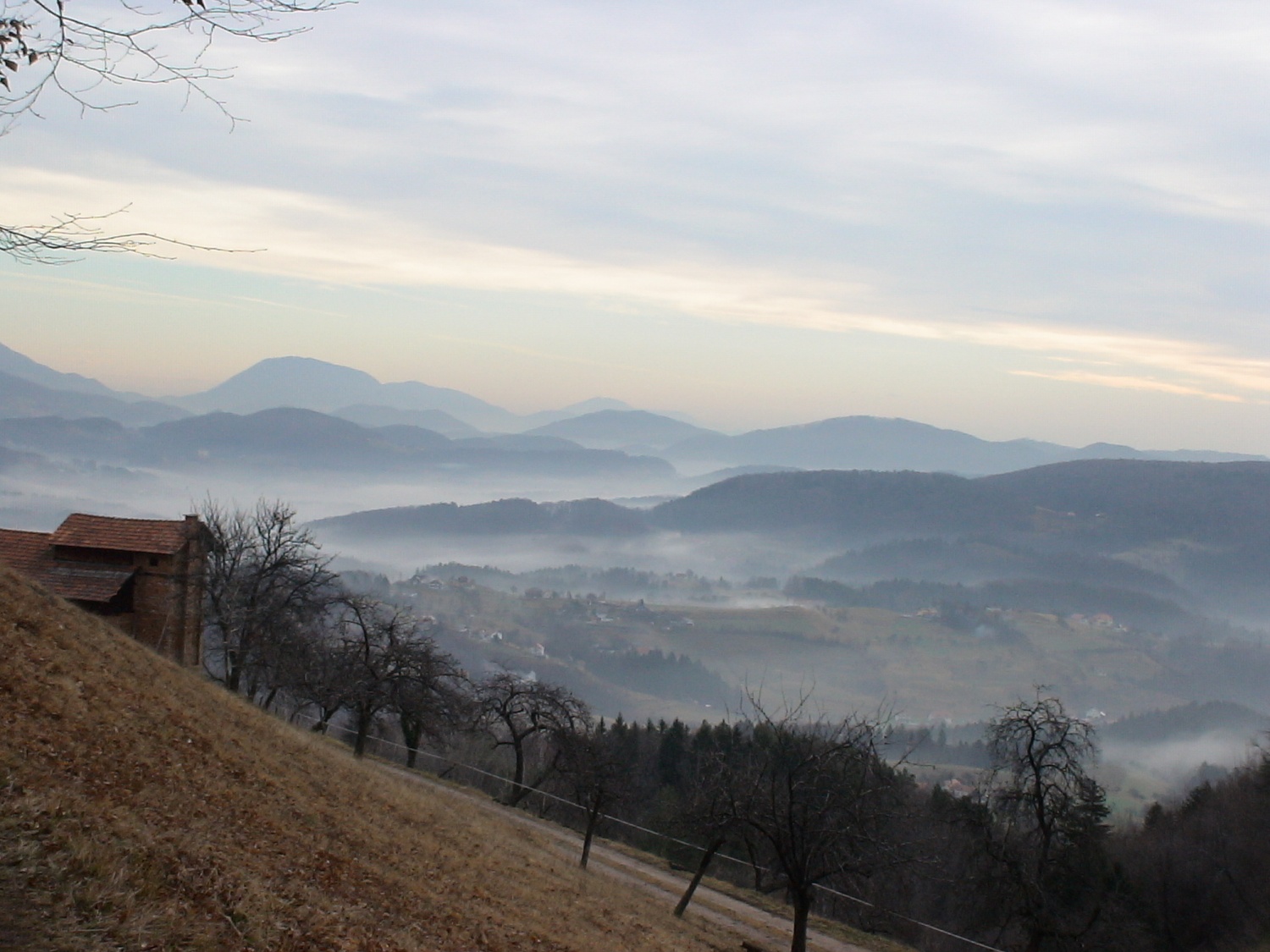 OKOLICA CERKVE  IN OLTARJI V CERKVI SVETEGA  KRIŽA