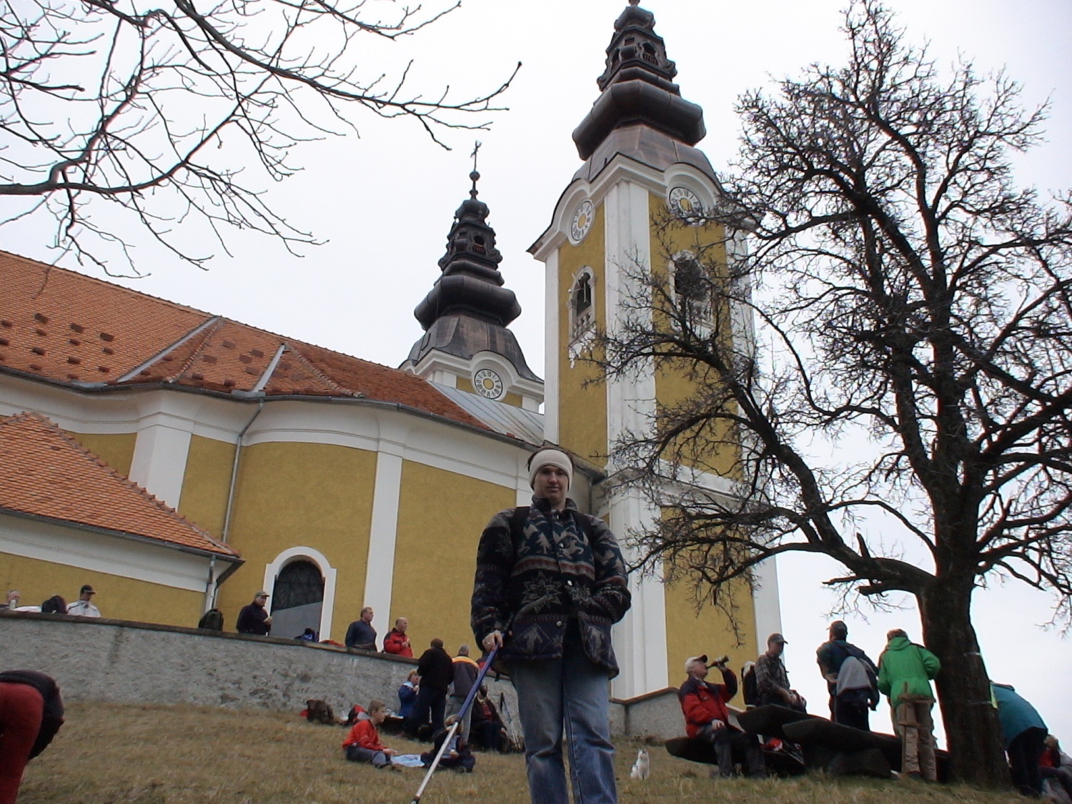 OKOLICA CERKVE  IN OLTARJI V CERKVI SVETEGA  KRIŽA