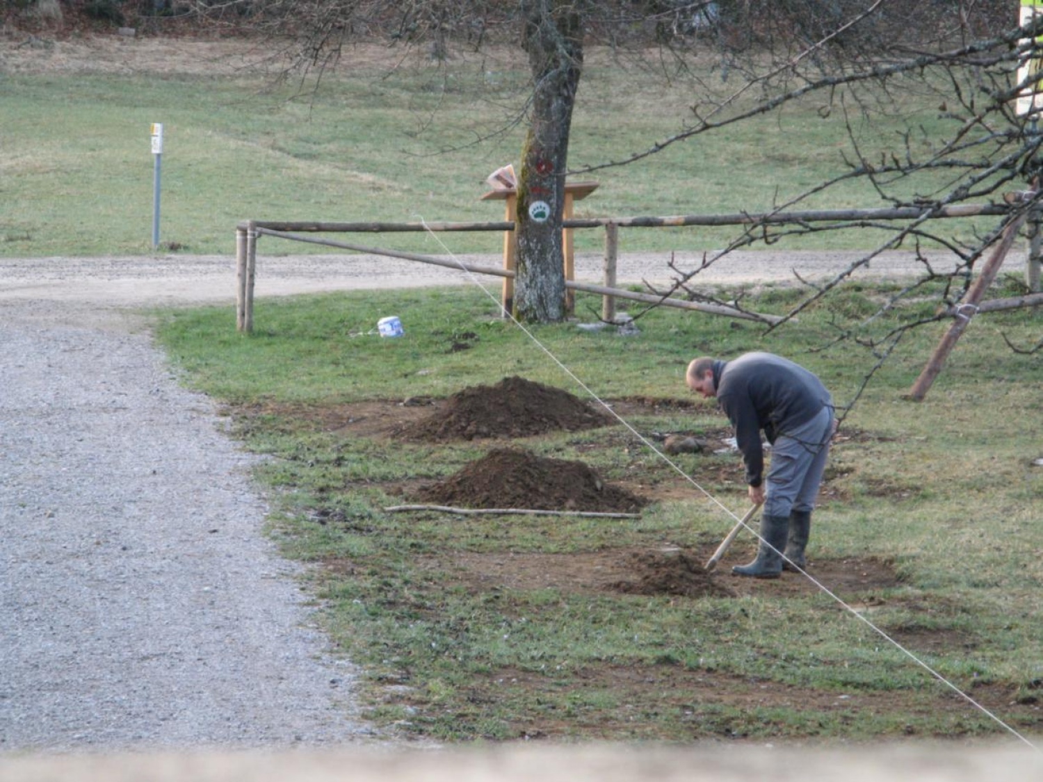 Prijetni pomladni žarki so na plan zvabili tudi pridne roke skavtov, ki smo se odzvali vabilu in prvi vikend v aprilu preživeli v Skavtskem okoljskem centru v Kočevskem Rogu.