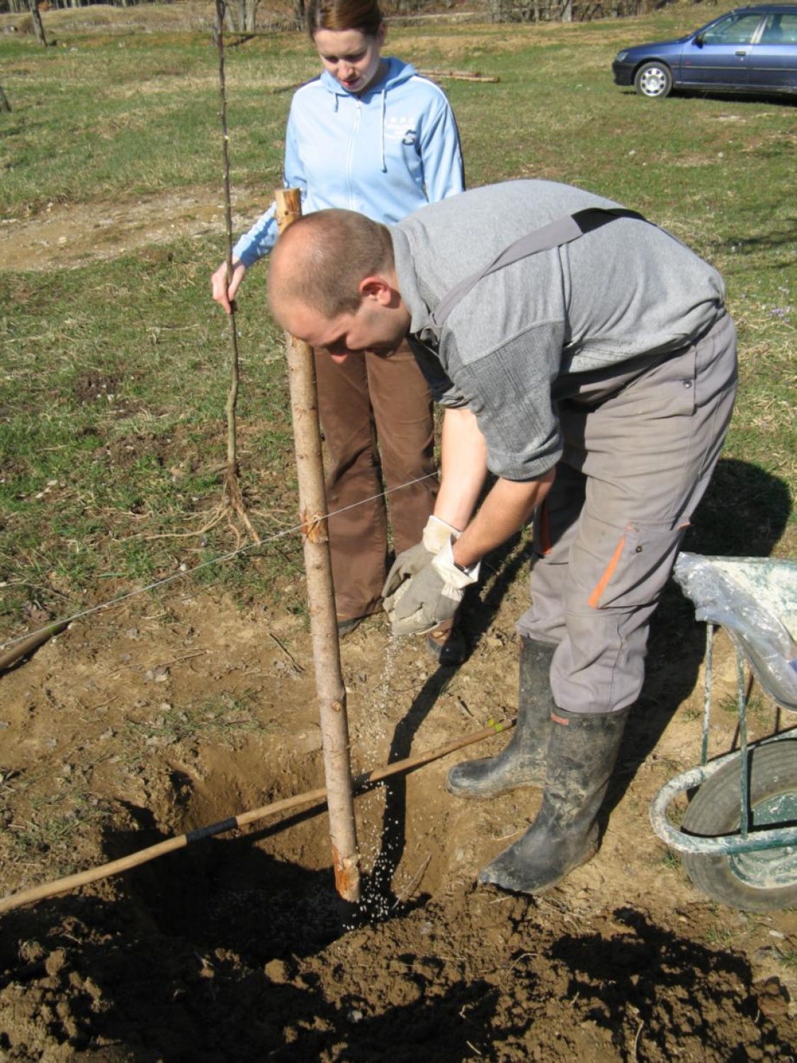 Prijetni pomladni žarki so na plan zvabili tudi pridne roke skavtov, ki smo se odzvali vabilu in prvi vikend v aprilu preživeli v Skavtskem okoljskem centru v Kočevskem Rogu.