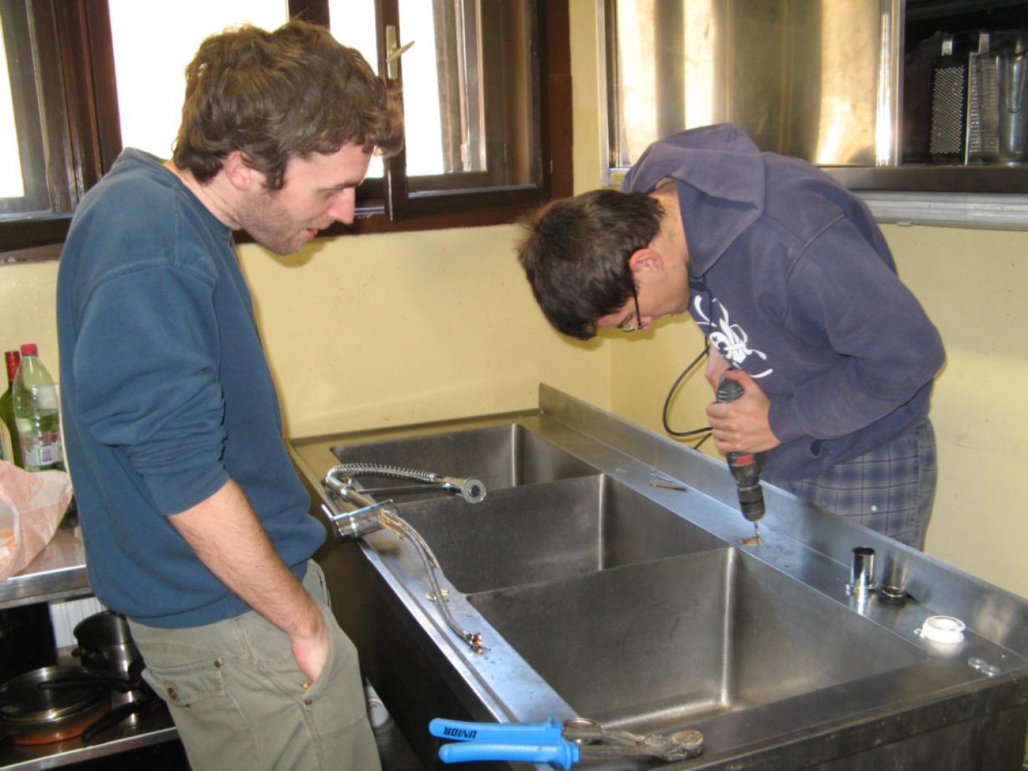 Prijetni pomladni žarki so na plan zvabili tudi pridne roke skavtov, ki smo se odzvali vabilu in prvi vikend v aprilu preživeli v Skavtskem okoljskem centru v Kočevskem Rogu.