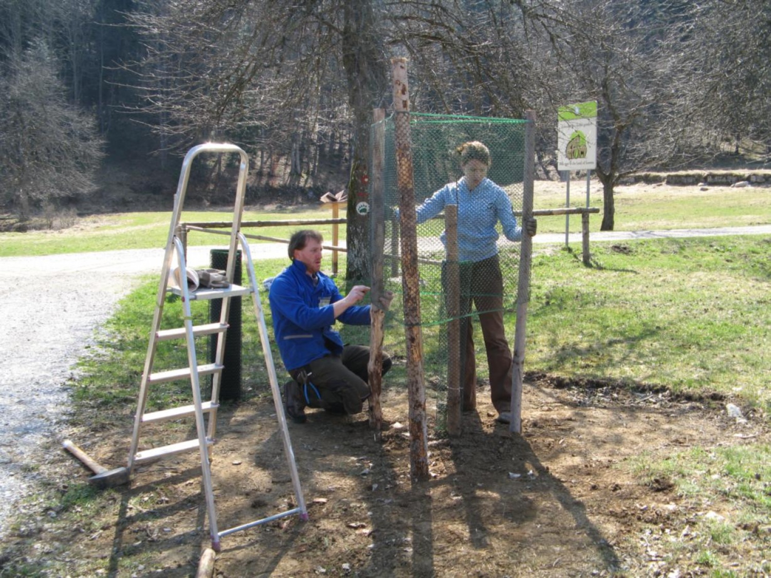 Prijetni pomladni žarki so na plan zvabili tudi pridne roke skavtov, ki smo se odzvali vabilu in prvi vikend v aprilu preživeli v Skavtskem okoljskem centru v Kočevskem Rogu.