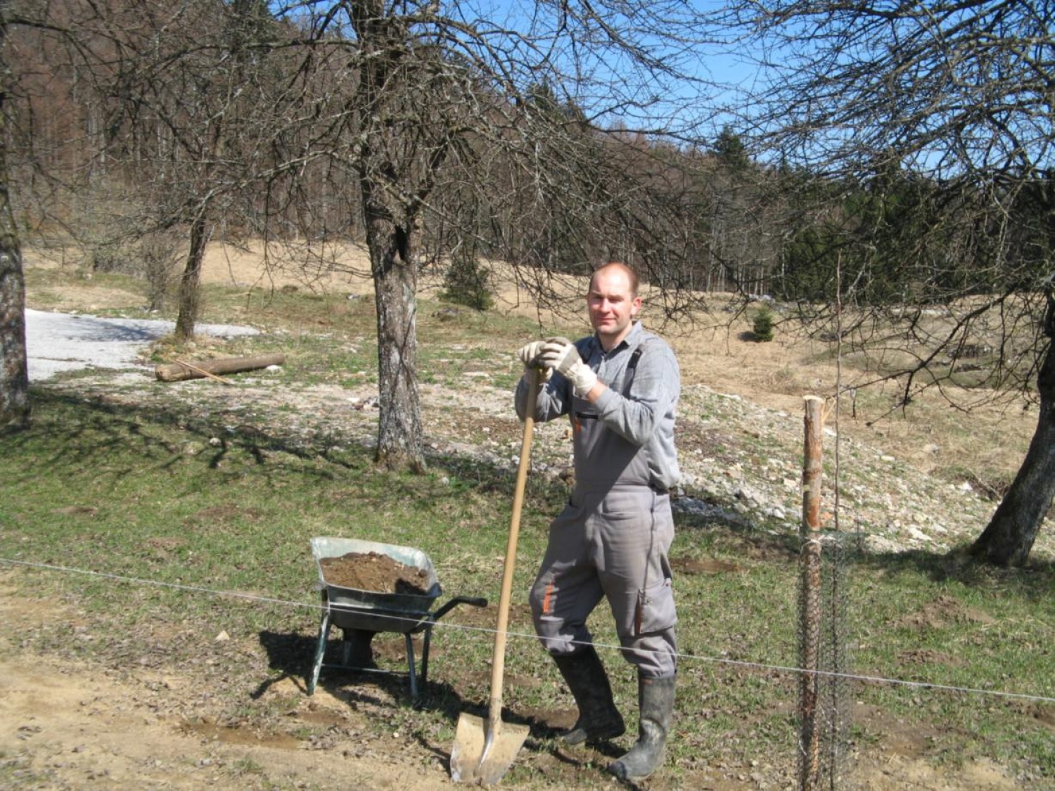 Prijetni pomladni žarki so na plan zvabili tudi pridne roke skavtov, ki smo se odzvali vabilu in prvi vikend v aprilu preživeli v Skavtskem okoljskem centru v Kočevskem Rogu.