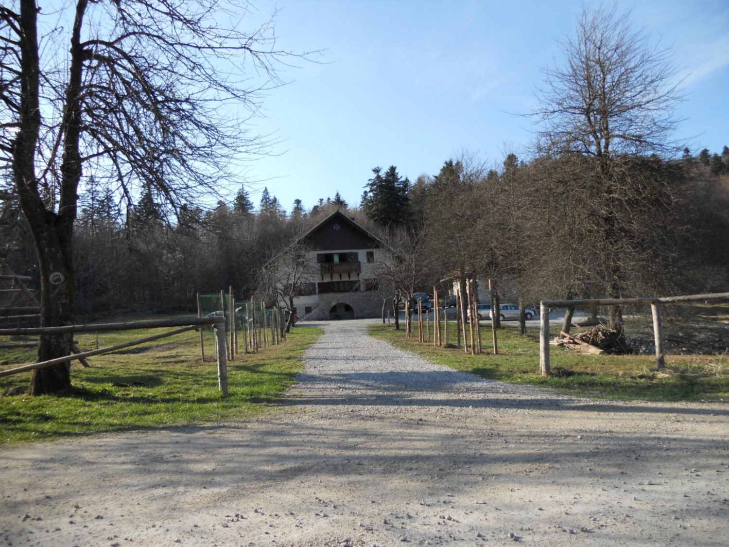 Prijetni pomladni žarki so na plan zvabili tudi pridne roke skavtov, ki smo se odzvali vabilu in prvi vikend v aprilu preživeli v Skavtskem okoljskem centru v Kočevskem Rogu.