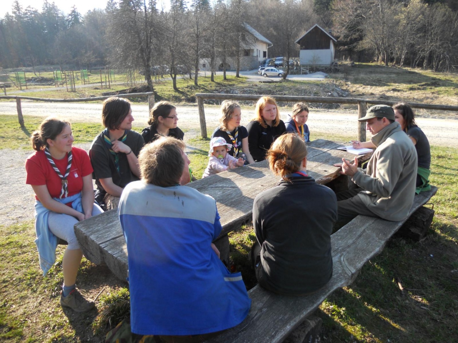 Prijetni pomladni žarki so na plan zvabili tudi pridne roke skavtov, ki smo se odzvali vabilu in prvi vikend v aprilu preživeli v Skavtskem okoljskem centru v Kočevskem Rogu.