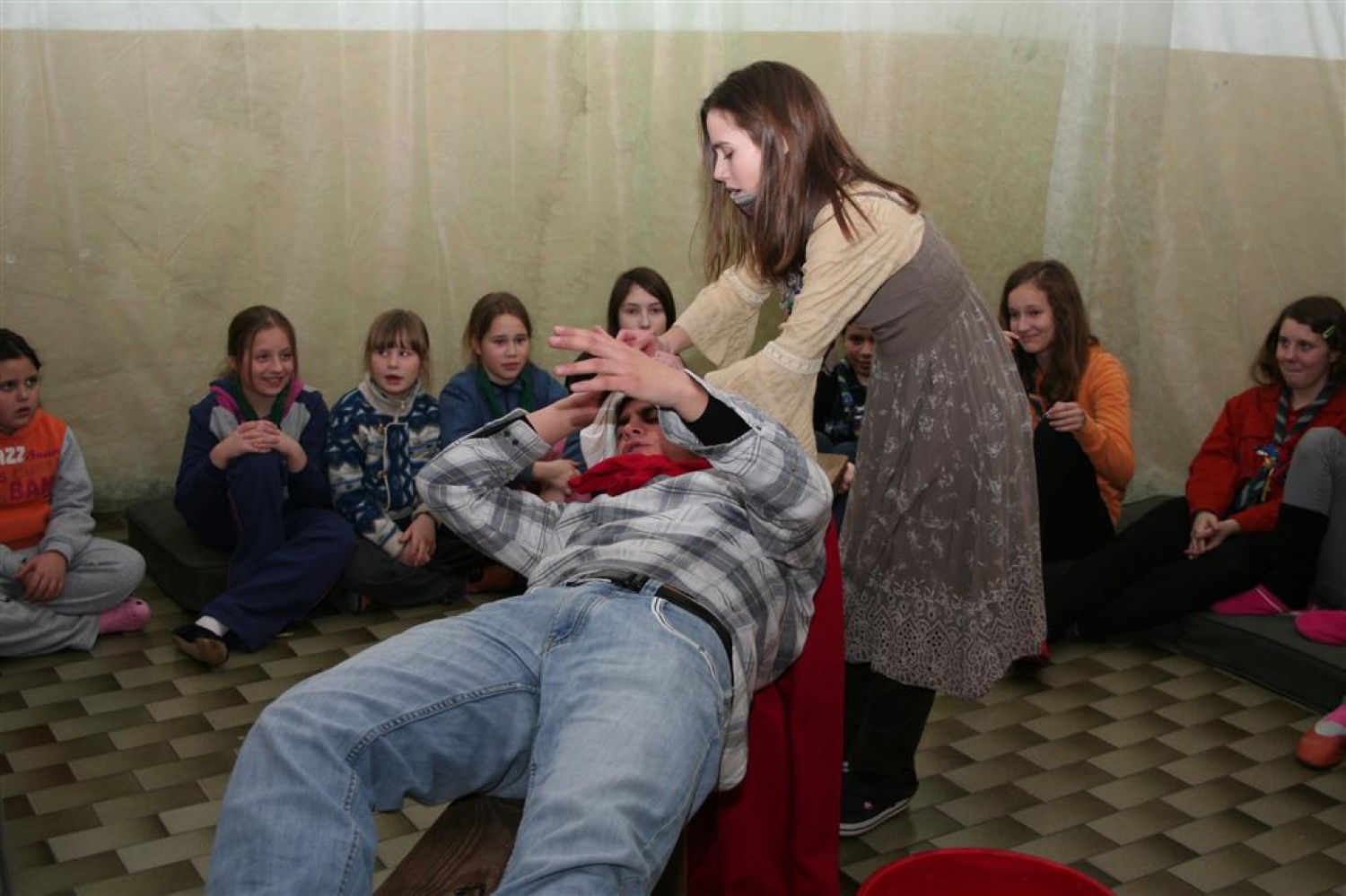 Ligija oskrbi poškodovanega Marka