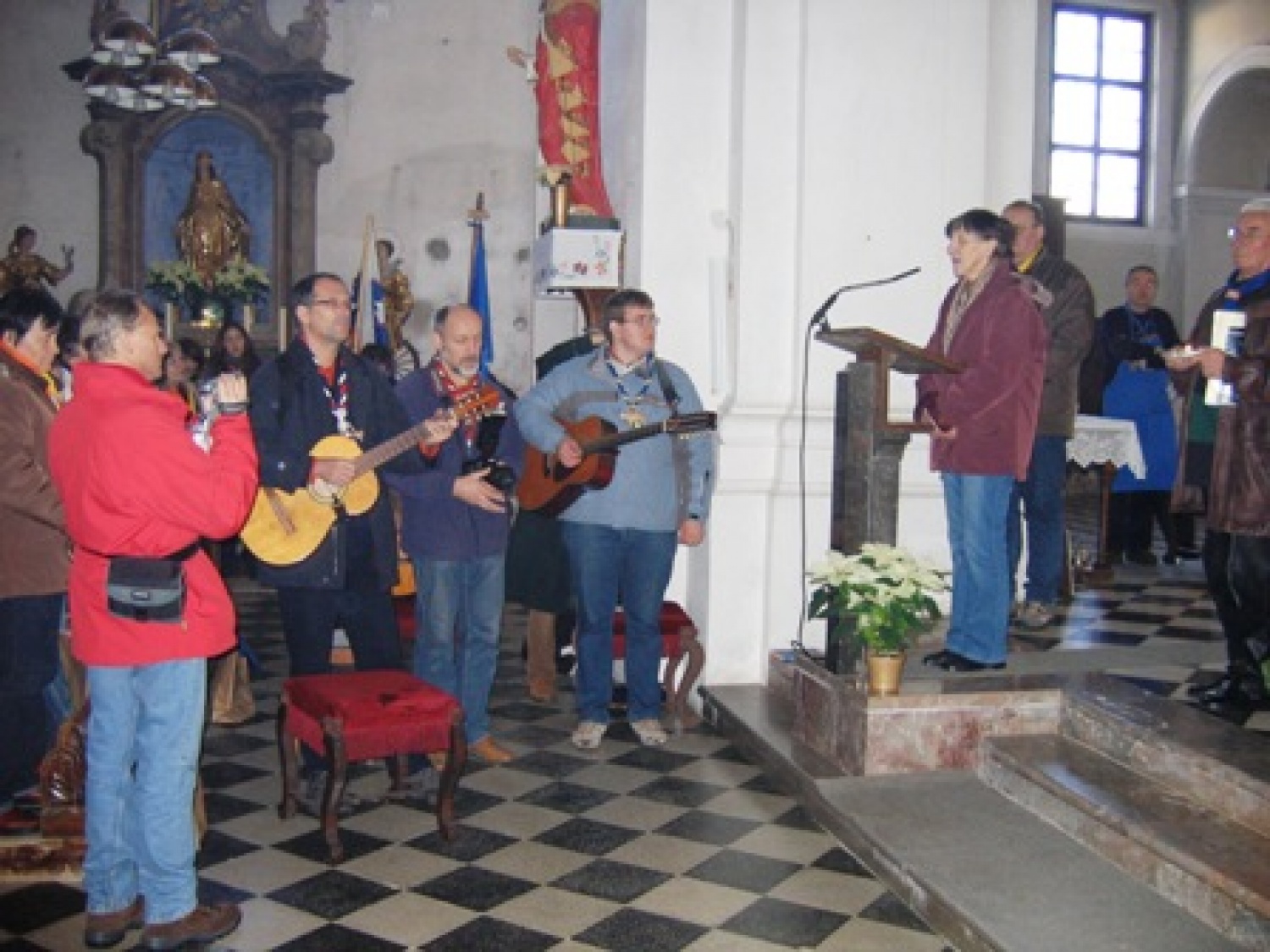 V Stični smo se skavti
iz AA regije zbrali,
Luč miru si izmenjali ....