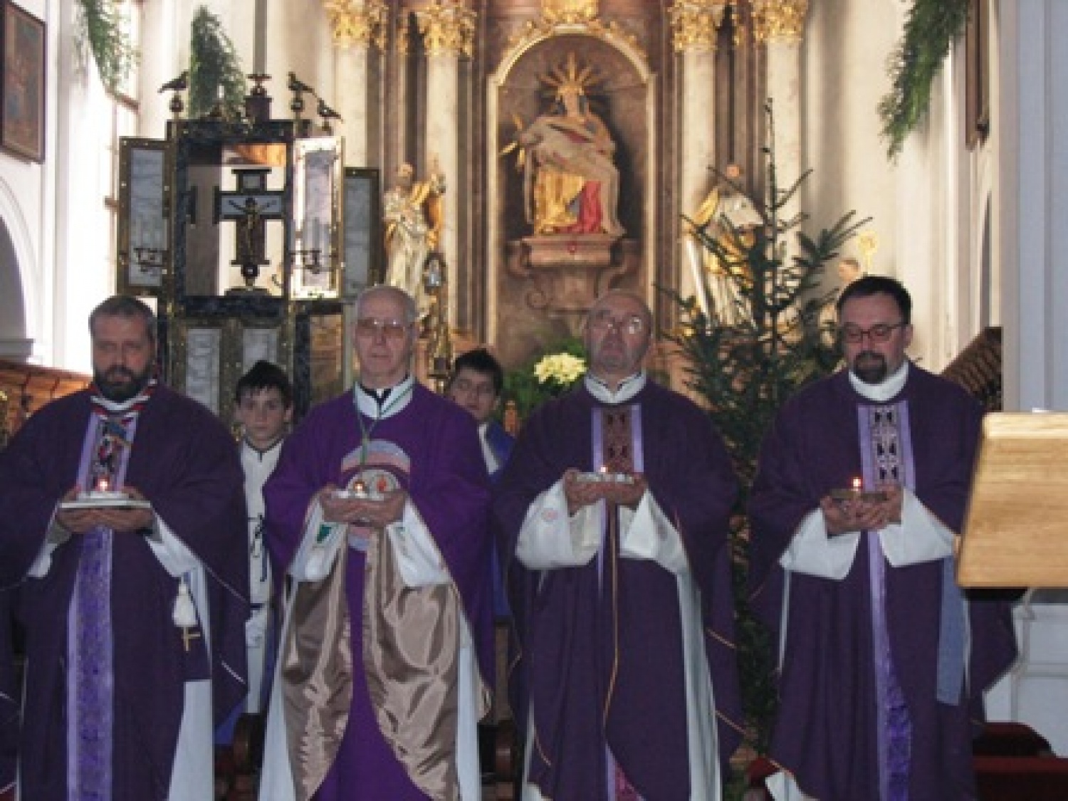 V Stični smo se skavti
iz AA regije zbrali,
Luč miru si izmenjali ....