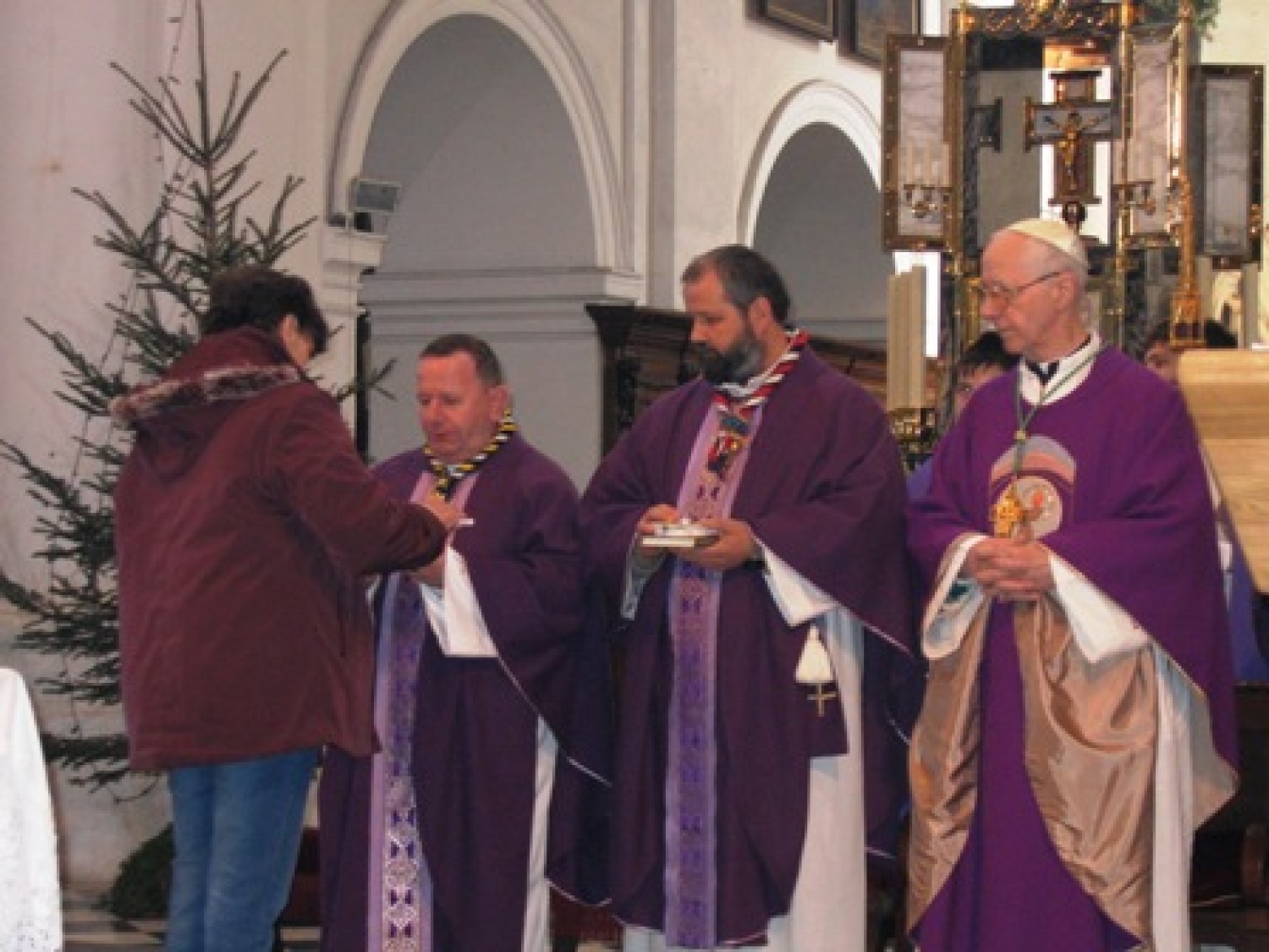 V Stični smo se skavti
iz AA regije zbrali,
Luč miru si izmenjali ....