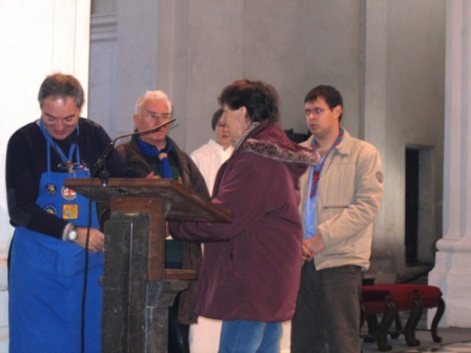 V Stični smo se skavti
iz AA regije zbrali,
Luč miru si izmenjali ....