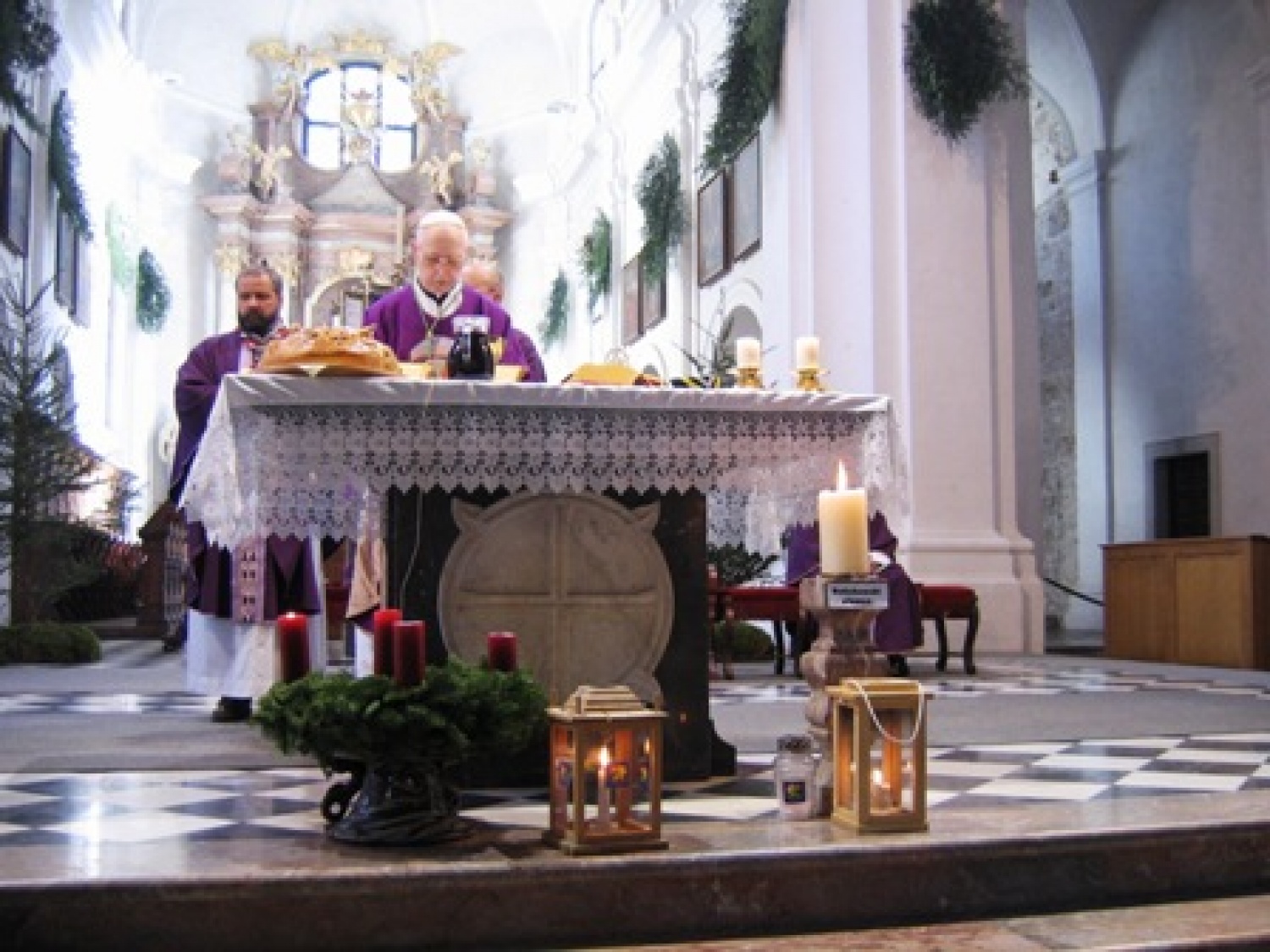 V Stični smo se skavti
iz AA regije zbrali,
Luč miru si izmenjali ....