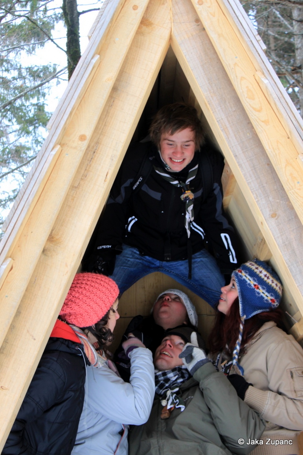 Vedno pestre in zanimive skavtske dni, po domače kar zimovanje, smo pričeli v petek 28.1. ob 20h s prijetno eno urno vožnjo s kombijem do naše izbrane destinacije v bližini Bohinjskega jezera (za poznavalce malo naprej od vasi Češnjica), kjer smo pustili kombi in se peš odpravili naprej.