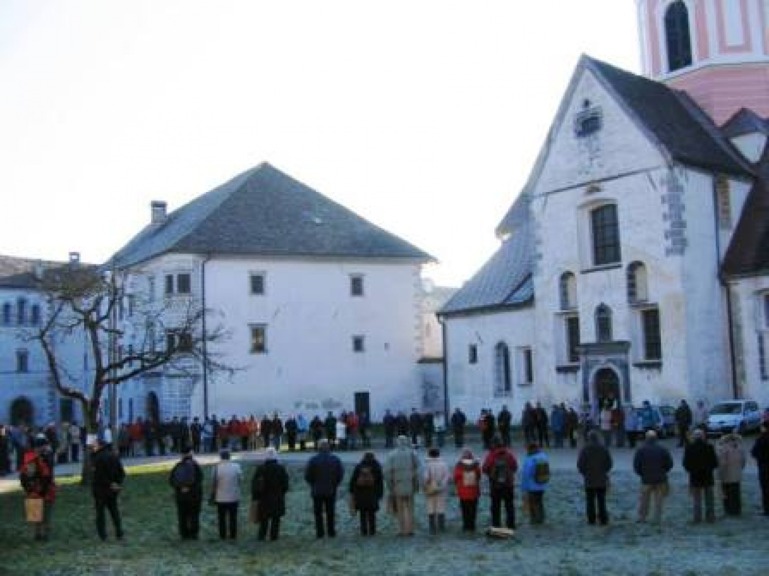 V Stični smo se skavti
iz AA regije zbrali,
Luč miru si izmenjali ....