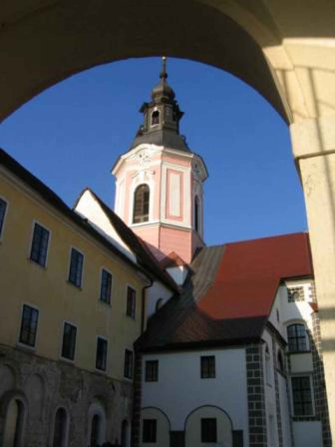 V Stični smo se skavti
iz AA regije zbrali,
Luč miru si izmenjali ....