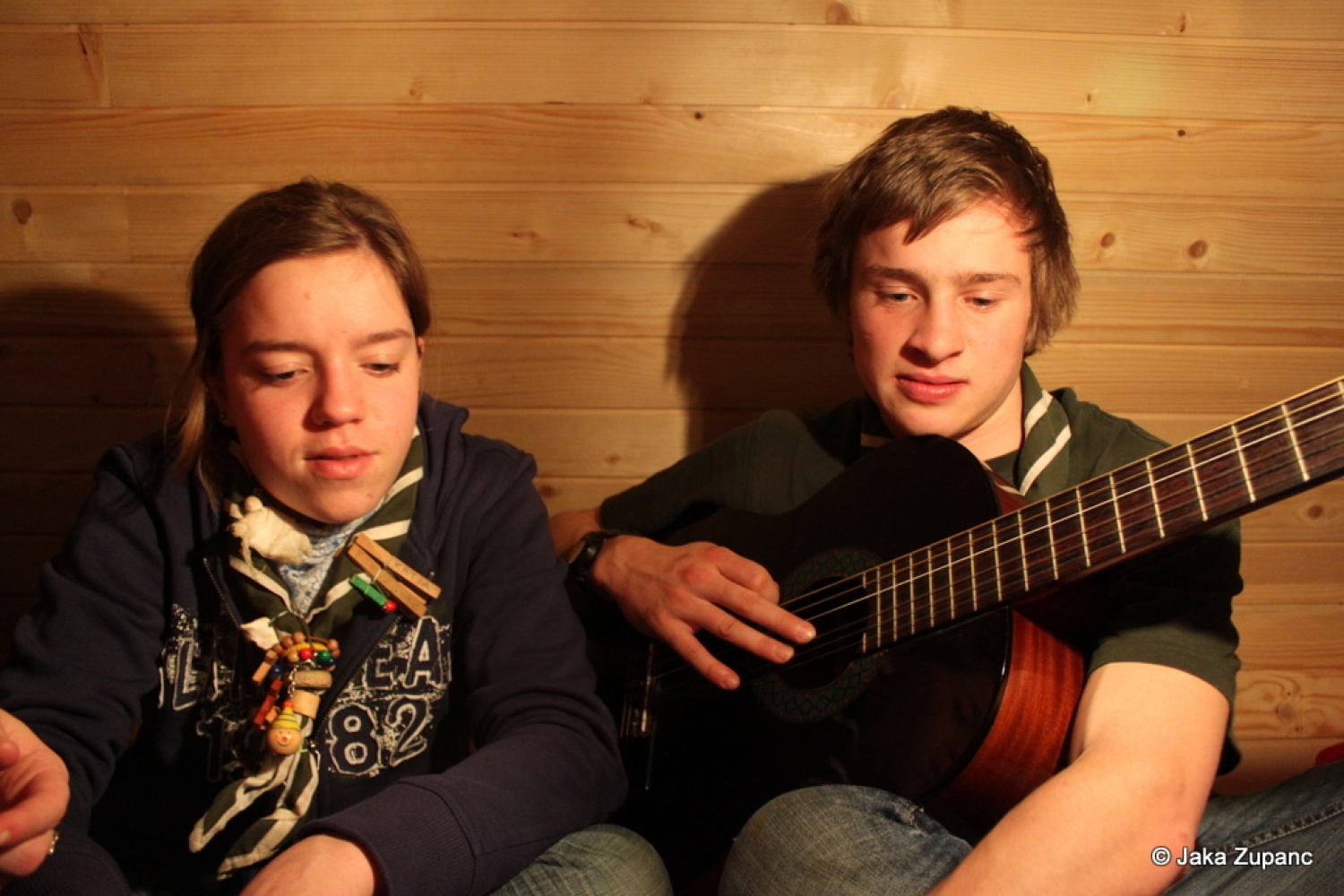 Vedno pestre in zanimive skavtske dni, po domače kar zimovanje, smo pričeli v petek 28.1. ob 20h s prijetno eno urno vožnjo s kombijem do naše izbrane destinacije v bližini Bohinjskega jezera (za poznavalce malo naprej od vasi Češnjica), kjer smo pustili kombi in se peš odpravili naprej.