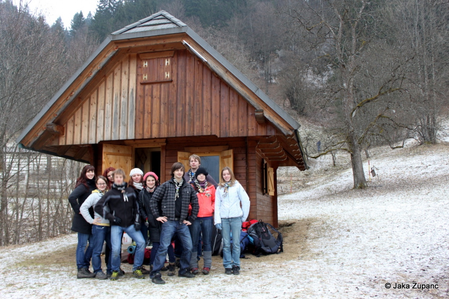 Vedno pestre in zanimive skavtske dni, po domače kar zimovanje, smo pričeli v petek 28.1. ob 20h s prijetno eno urno vožnjo s kombijem do naše izbrane destinacije v bližini Bohinjskega jezera (za poznavalce malo naprej od vasi Češnjica), kjer smo pustili kombi in se peš odpravili naprej.