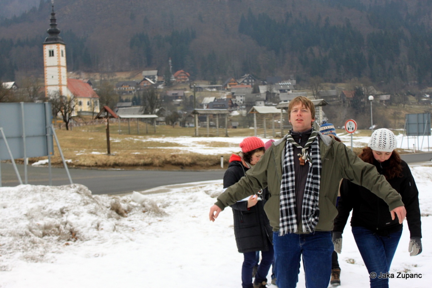 Vedno pestre in zanimive skavtske dni, po domače kar zimovanje, smo pričeli v petek 28.1. ob 20h s prijetno eno urno vožnjo s kombijem do naše izbrane destinacije v bližini Bohinjskega jezera (za poznavalce malo naprej od vasi Češnjica), kjer smo pustili kombi in se peš odpravili naprej.