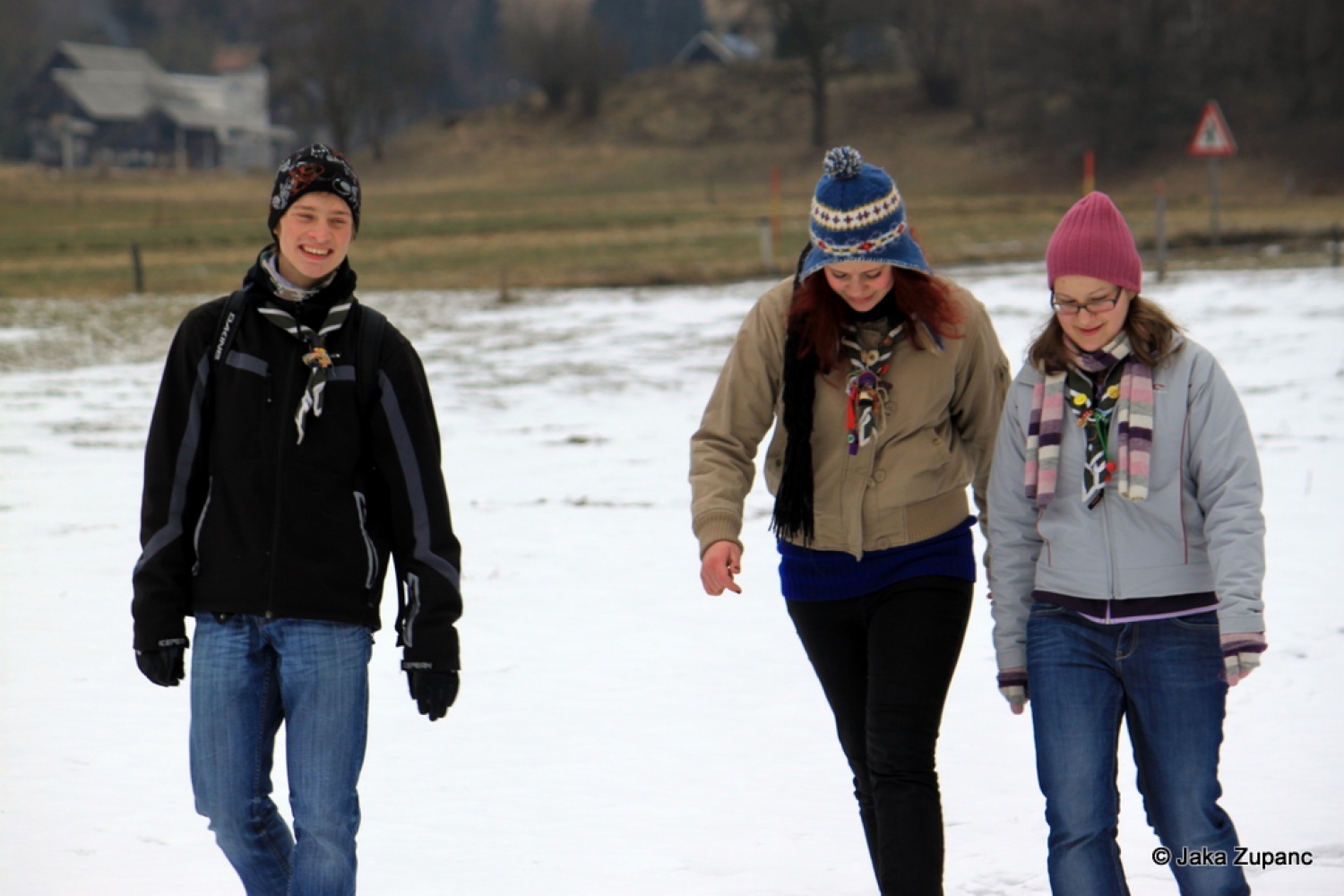 Vedno pestre in zanimive skavtske dni, po domače kar zimovanje, smo pričeli v petek 28.1. ob 20h s prijetno eno urno vožnjo s kombijem do naše izbrane destinacije v bližini Bohinjskega jezera (za poznavalce malo naprej od vasi Češnjica), kjer smo pustili kombi in se peš odpravili naprej.
