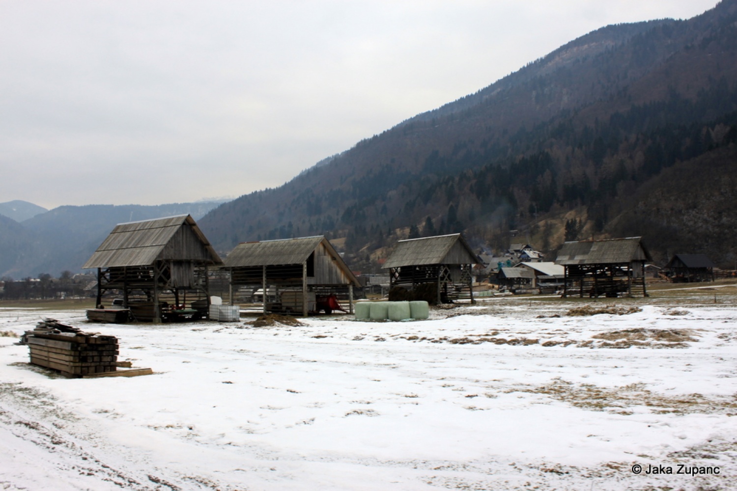 Vedno pestre in zanimive skavtske dni, po domače kar zimovanje, smo pričeli v petek 28.1. ob 20h s prijetno eno urno vožnjo s kombijem do naše izbrane destinacije v bližini Bohinjskega jezera (za poznavalce malo naprej od vasi Češnjica), kjer smo pustili kombi in se peš odpravili naprej.