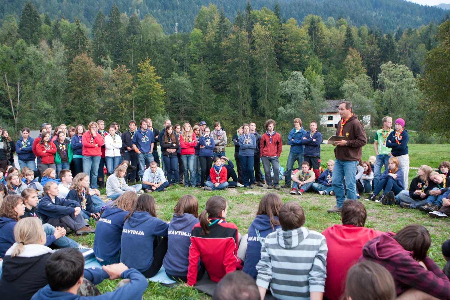"Odrolaj!" ali dan, ko smo se zbrali popotniki in popotnice iz celotne Slovenije.V soboto 24. septembra je bila planina Podvežak, kjer običajno domuje le nekaj pastirjev in živine, živahno stičišče 280 skavtov iz 30-ih stegov. Popotniki in popotnice smo pomagali tamkajšnjim pastirjem pri odstranitvi skal s pašnika, prenosu materiala za postavitev ograje in prenosu desk za prekrivanje pastirske koče.