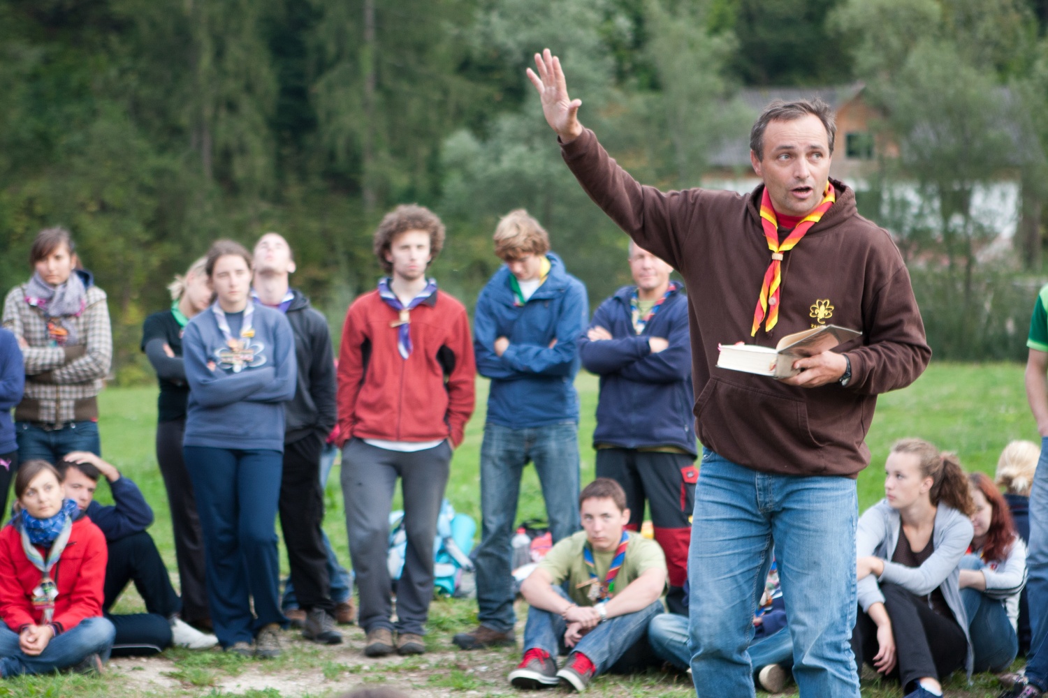 "Odrolaj!" ali dan, ko smo se zbrali popotniki in popotnice iz celotne Slovenije.V soboto 24. septembra je bila planina Podvežak, kjer običajno domuje le nekaj pastirjev in živine, živahno stičišče 280 skavtov iz 30-ih stegov. Popotniki in popotnice smo pomagali tamkajšnjim pastirjem pri odstranitvi skal s pašnika, prenosu materiala za postavitev ograje in prenosu desk za prekrivanje pastirske koče.