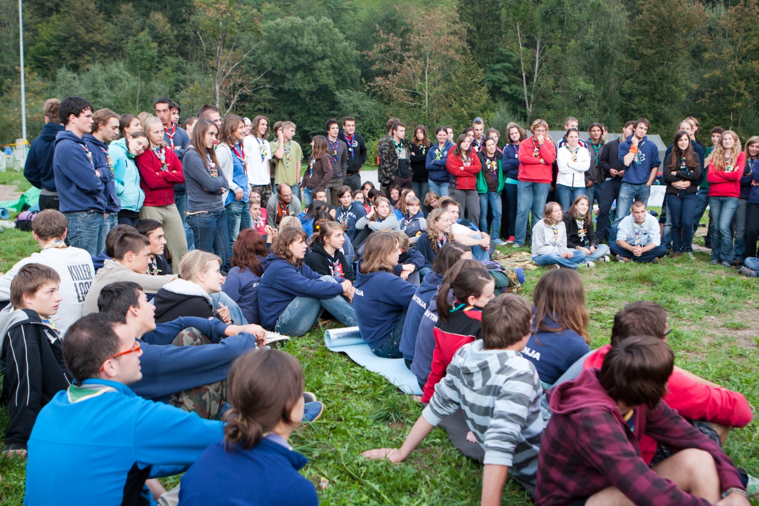 "Odrolaj!" ali dan, ko smo se zbrali popotniki in popotnice iz celotne Slovenije.V soboto 24. septembra je bila planina Podvežak, kjer običajno domuje le nekaj pastirjev in živine, živahno stičišče 280 skavtov iz 30-ih stegov. Popotniki in popotnice smo pomagali tamkajšnjim pastirjem pri odstranitvi skal s pašnika, prenosu materiala za postavitev ograje in prenosu desk za prekrivanje pastirske koče.