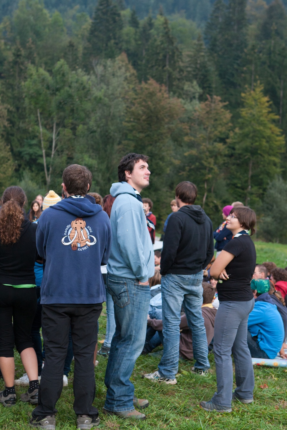 "Odrolaj!" ali dan, ko smo se zbrali popotniki in popotnice iz celotne Slovenije.V soboto 24. septembra je bila planina Podvežak, kjer običajno domuje le nekaj pastirjev in živine, živahno stičišče 280 skavtov iz 30-ih stegov. Popotniki in popotnice smo pomagali tamkajšnjim pastirjem pri odstranitvi skal s pašnika, prenosu materiala za postavitev ograje in prenosu desk za prekrivanje pastirske koče.