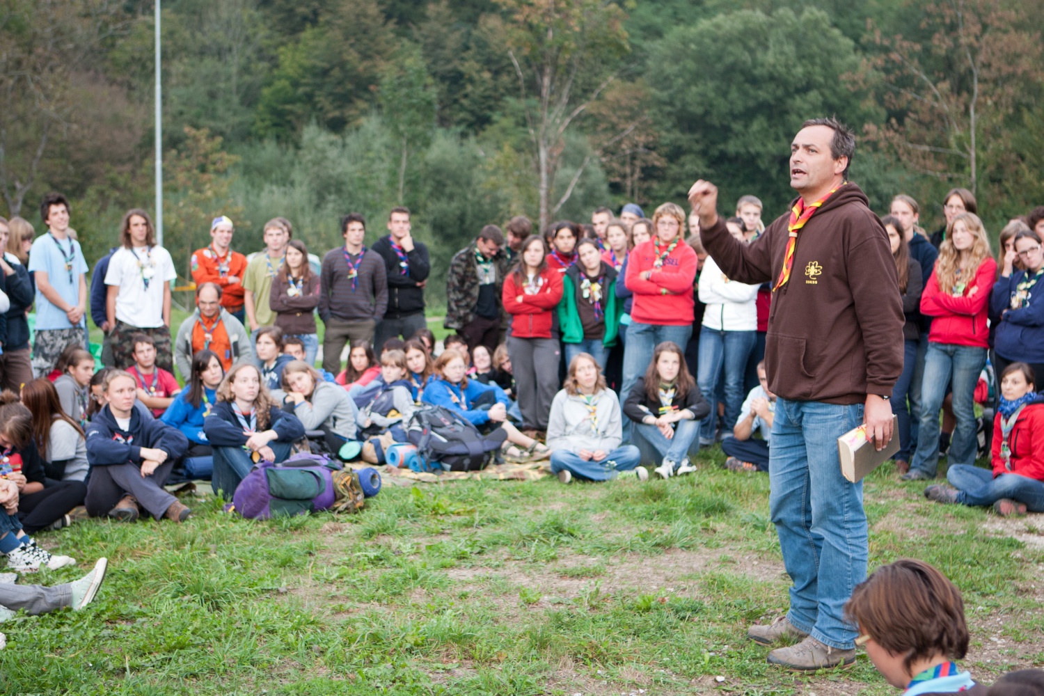 "Odrolaj!" ali dan, ko smo se zbrali popotniki in popotnice iz celotne Slovenije.V soboto 24. septembra je bila planina Podvežak, kjer običajno domuje le nekaj pastirjev in živine, živahno stičišče 280 skavtov iz 30-ih stegov. Popotniki in popotnice smo pomagali tamkajšnjim pastirjem pri odstranitvi skal s pašnika, prenosu materiala za postavitev ograje in prenosu desk za prekrivanje pastirske koče.