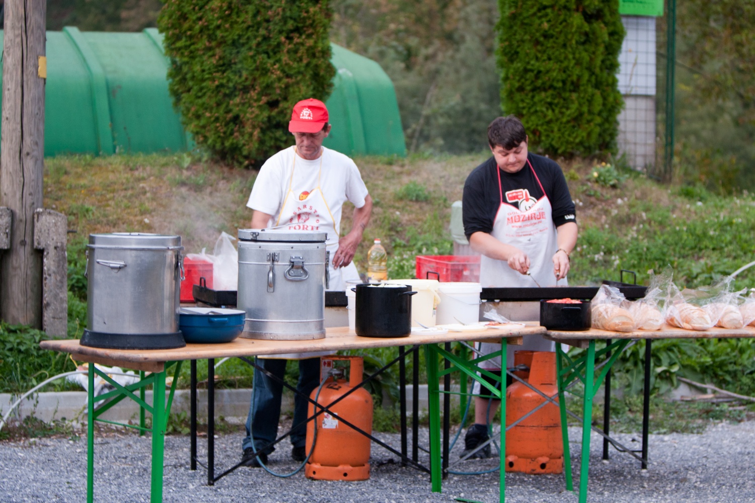 "Odrolaj!" ali dan, ko smo se zbrali popotniki in popotnice iz celotne Slovenije.V soboto 24. septembra je bila planina Podvežak, kjer običajno domuje le nekaj pastirjev in živine, živahno stičišče 280 skavtov iz 30-ih stegov. Popotniki in popotnice smo pomagali tamkajšnjim pastirjem pri odstranitvi skal s pašnika, prenosu materiala za postavitev ograje in prenosu desk za prekrivanje pastirske koče.