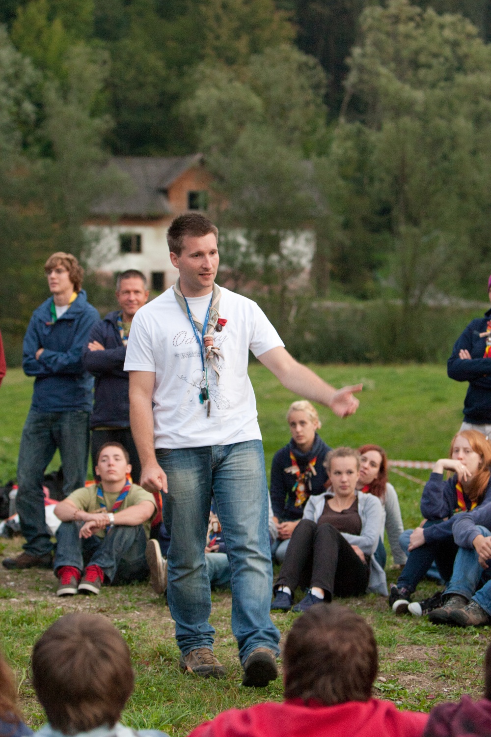 "Odrolaj!" ali dan, ko smo se zbrali popotniki in popotnice iz celotne Slovenije.V soboto 24. septembra je bila planina Podvežak, kjer običajno domuje le nekaj pastirjev in živine, živahno stičišče 280 skavtov iz 30-ih stegov. Popotniki in popotnice smo pomagali tamkajšnjim pastirjem pri odstranitvi skal s pašnika, prenosu materiala za postavitev ograje in prenosu desk za prekrivanje pastirske koče.