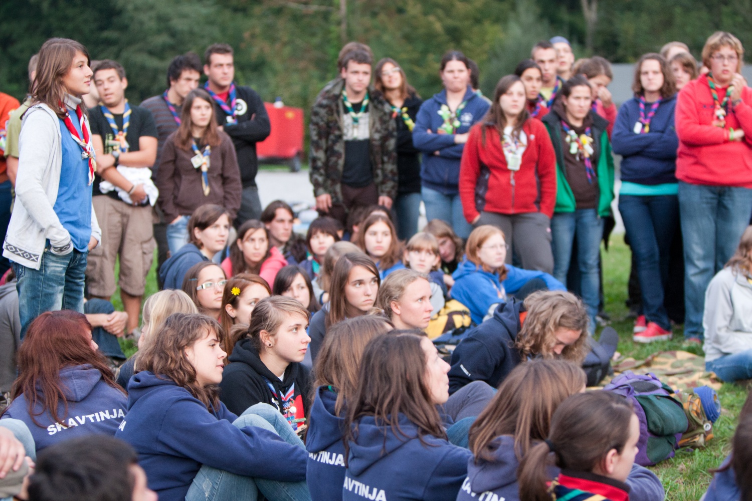 "Odrolaj!" ali dan, ko smo se zbrali popotniki in popotnice iz celotne Slovenije.V soboto 24. septembra je bila planina Podvežak, kjer običajno domuje le nekaj pastirjev in živine, živahno stičišče 280 skavtov iz 30-ih stegov. Popotniki in popotnice smo pomagali tamkajšnjim pastirjem pri odstranitvi skal s pašnika, prenosu materiala za postavitev ograje in prenosu desk za prekrivanje pastirske koče.
