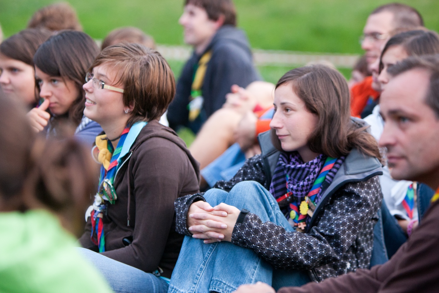 "Odrolaj!" ali dan, ko smo se zbrali popotniki in popotnice iz celotne Slovenije.V soboto 24. septembra je bila planina Podvežak, kjer običajno domuje le nekaj pastirjev in živine, živahno stičišče 280 skavtov iz 30-ih stegov. Popotniki in popotnice smo pomagali tamkajšnjim pastirjem pri odstranitvi skal s pašnika, prenosu materiala za postavitev ograje in prenosu desk za prekrivanje pastirske koče.