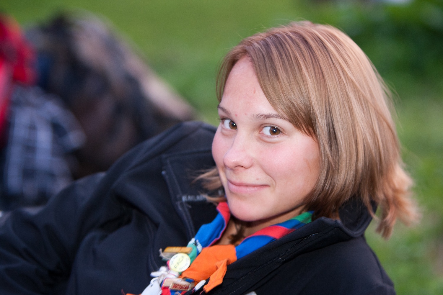 "Odrolaj!" ali dan, ko smo se zbrali popotniki in popotnice iz celotne Slovenije.V soboto 24. septembra je bila planina Podvežak, kjer običajno domuje le nekaj pastirjev in živine, živahno stičišče 280 skavtov iz 30-ih stegov. Popotniki in popotnice smo pomagali tamkajšnjim pastirjem pri odstranitvi skal s pašnika, prenosu materiala za postavitev ograje in prenosu desk za prekrivanje pastirske koče.