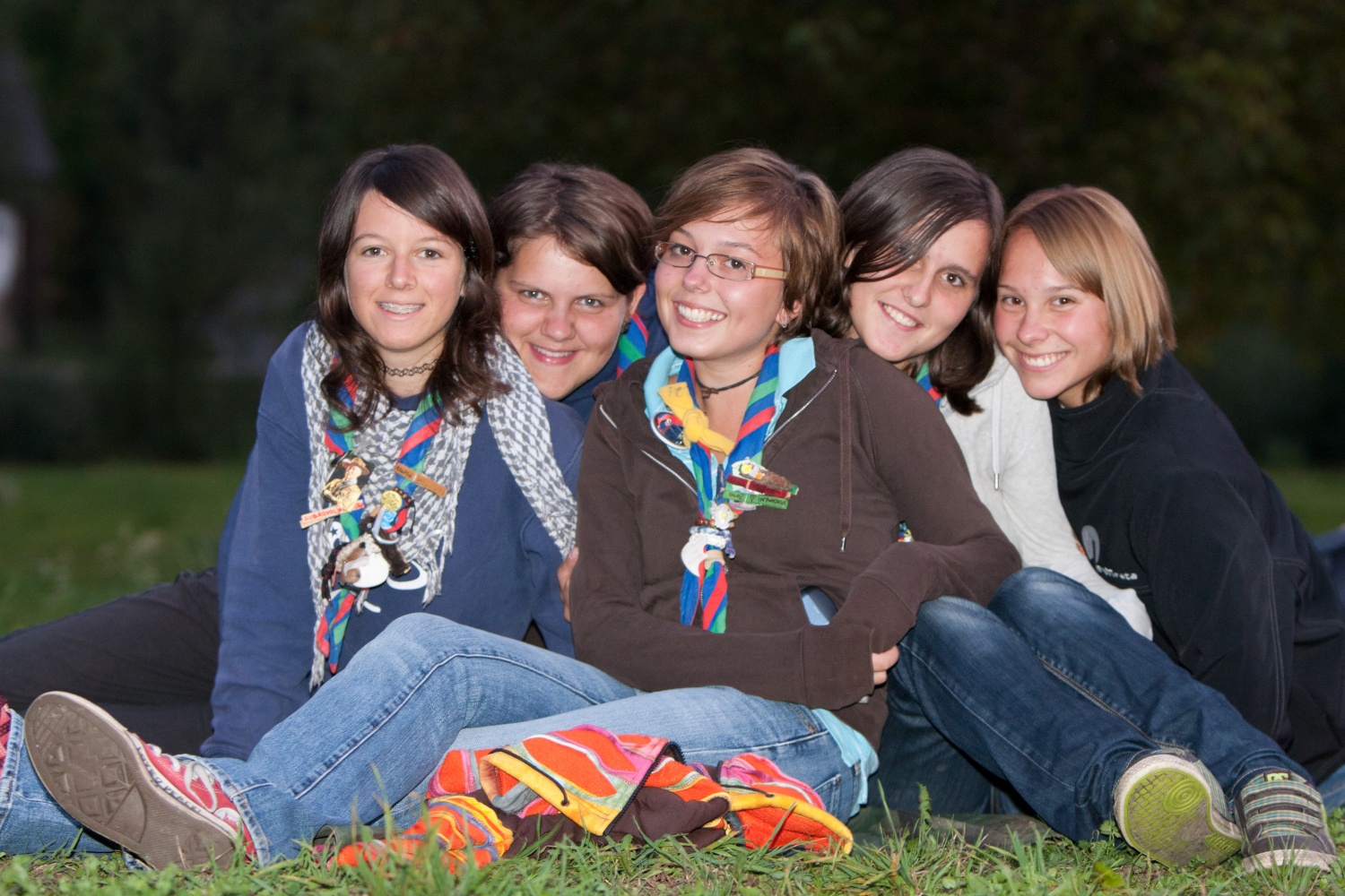 "Odrolaj!" ali dan, ko smo se zbrali popotniki in popotnice iz celotne Slovenije.V soboto 24. septembra je bila planina Podvežak, kjer običajno domuje le nekaj pastirjev in živine, živahno stičišče 280 skavtov iz 30-ih stegov. Popotniki in popotnice smo pomagali tamkajšnjim pastirjem pri odstranitvi skal s pašnika, prenosu materiala za postavitev ograje in prenosu desk za prekrivanje pastirske koče.