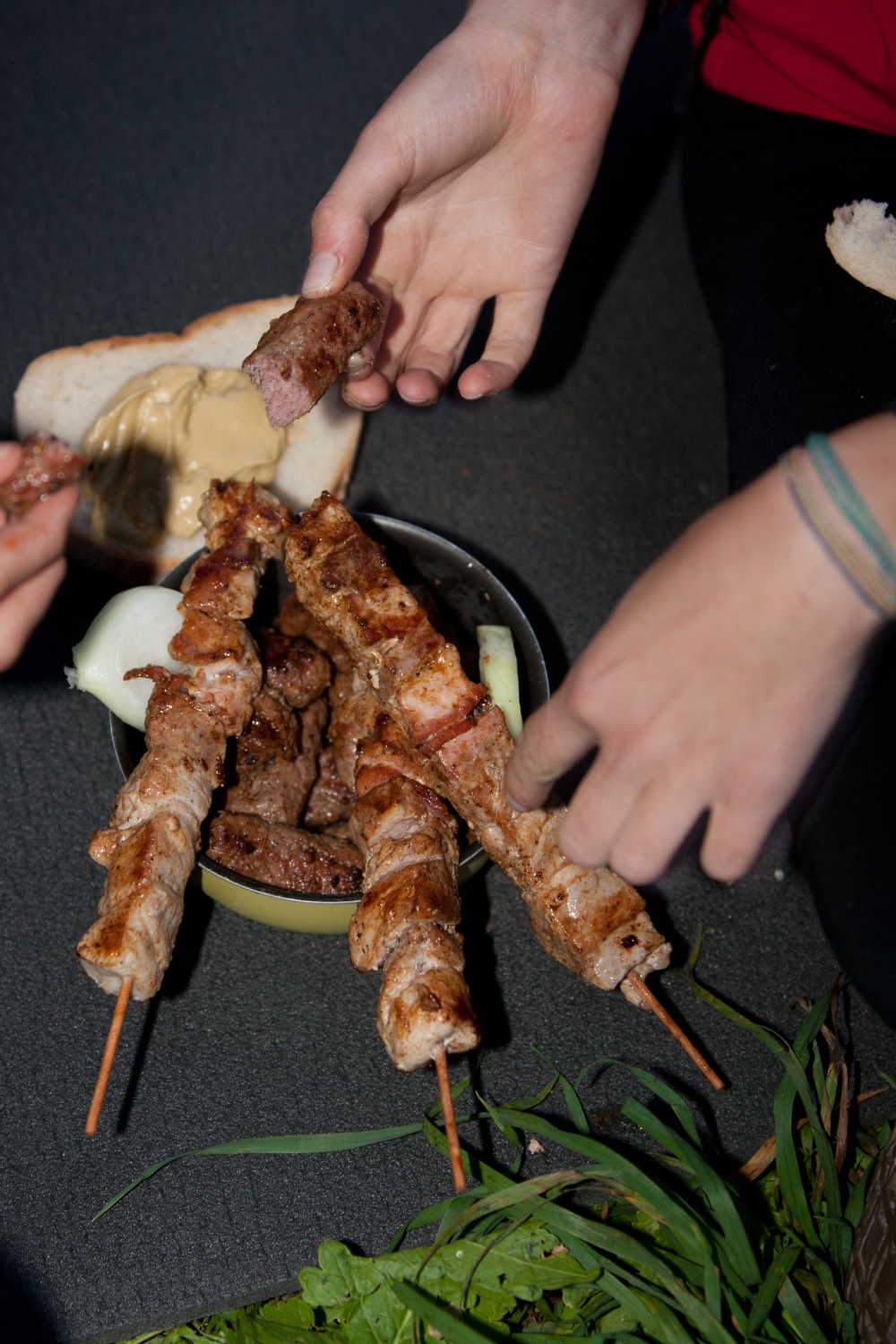 "Odrolaj!" ali dan, ko smo se zbrali popotniki in popotnice iz celotne Slovenije.V soboto 24. septembra je bila planina Podvežak, kjer običajno domuje le nekaj pastirjev in živine, živahno stičišče 280 skavtov iz 30-ih stegov. Popotniki in popotnice smo pomagali tamkajšnjim pastirjem pri odstranitvi skal s pašnika, prenosu materiala za postavitev ograje in prenosu desk za prekrivanje pastirske koče.