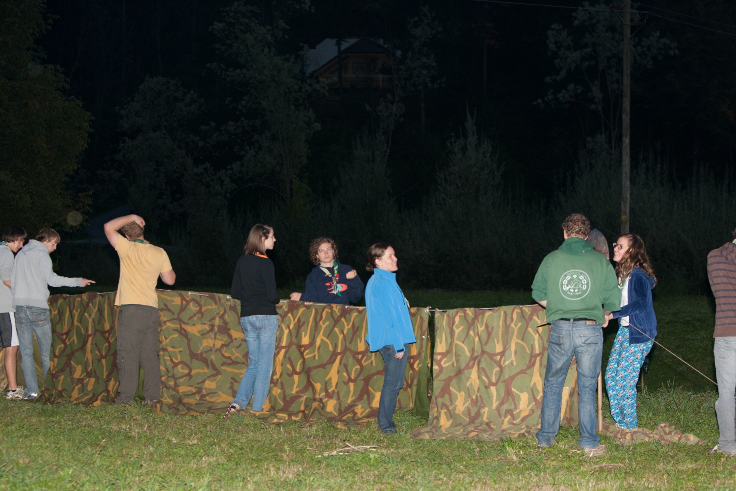 "Odrolaj!" ali dan, ko smo se zbrali popotniki in popotnice iz celotne Slovenije.V soboto 24. septembra je bila planina Podvežak, kjer običajno domuje le nekaj pastirjev in živine, živahno stičišče 280 skavtov iz 30-ih stegov. Popotniki in popotnice smo pomagali tamkajšnjim pastirjem pri odstranitvi skal s pašnika, prenosu materiala za postavitev ograje in prenosu desk za prekrivanje pastirske koče.