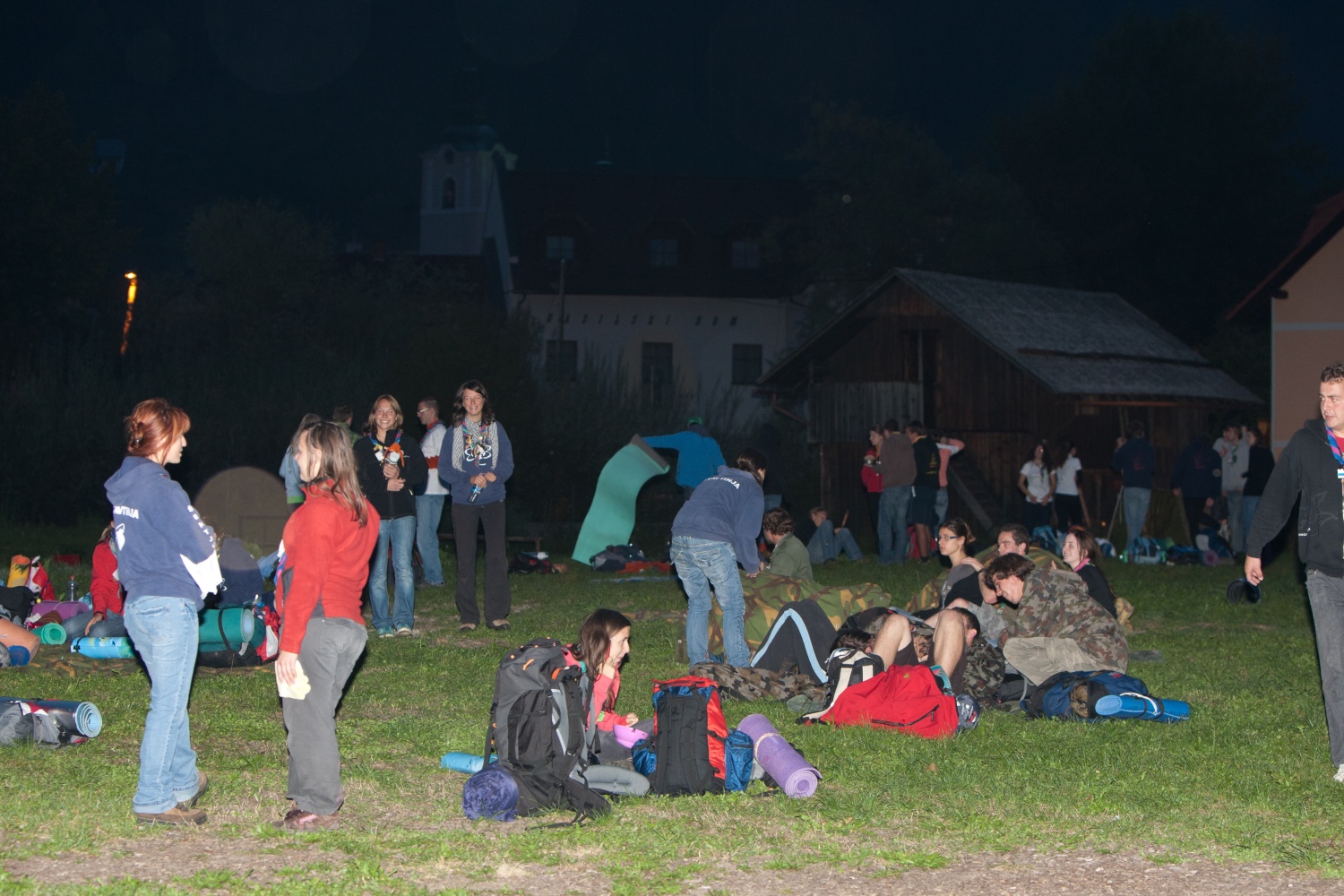 "Odrolaj!" ali dan, ko smo se zbrali popotniki in popotnice iz celotne Slovenije.V soboto 24. septembra je bila planina Podvežak, kjer običajno domuje le nekaj pastirjev in živine, živahno stičišče 280 skavtov iz 30-ih stegov. Popotniki in popotnice smo pomagali tamkajšnjim pastirjem pri odstranitvi skal s pašnika, prenosu materiala za postavitev ograje in prenosu desk za prekrivanje pastirske koče.