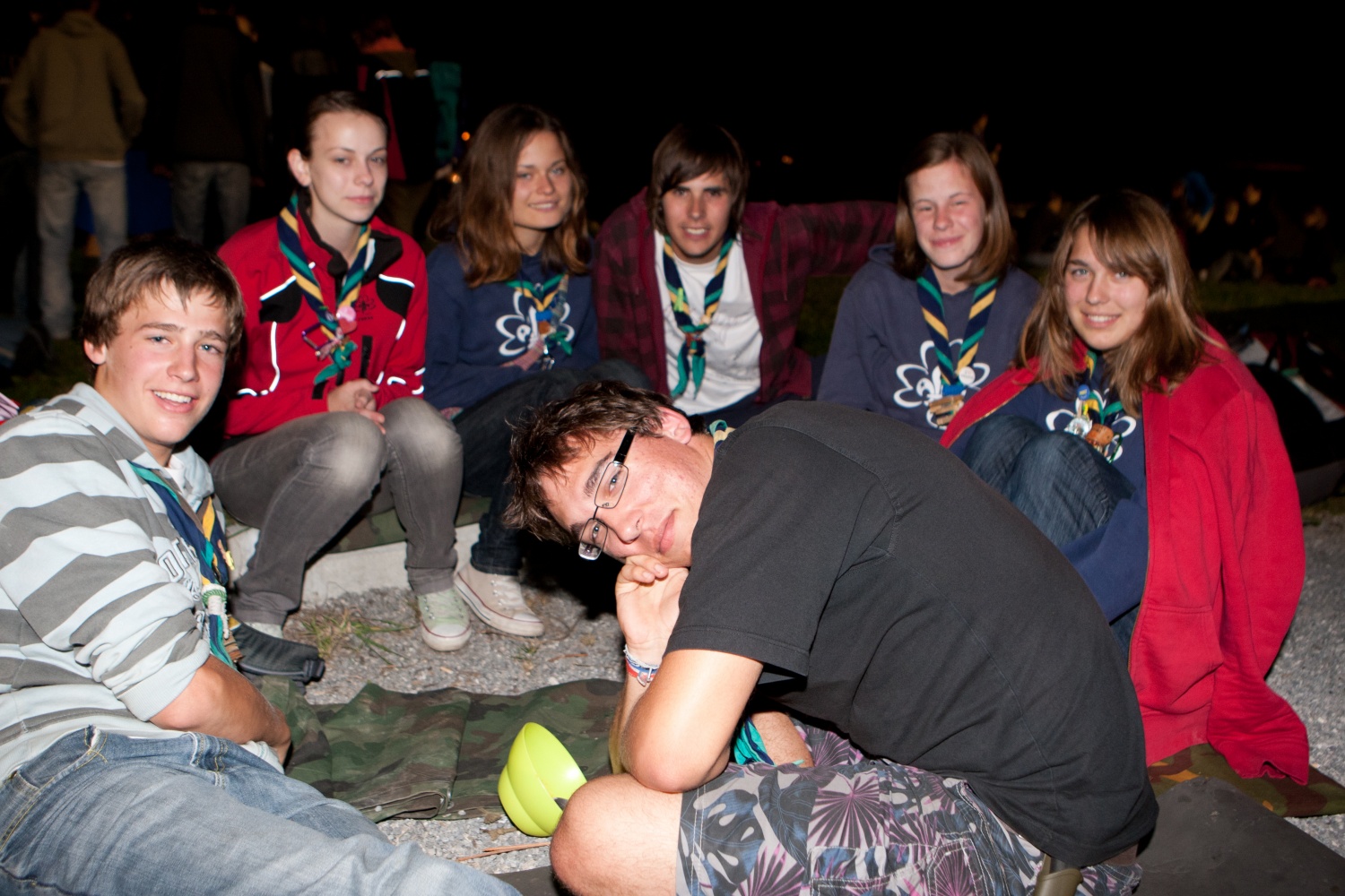 "Odrolaj!" ali dan, ko smo se zbrali popotniki in popotnice iz celotne Slovenije.V soboto 24. septembra je bila planina Podvežak, kjer običajno domuje le nekaj pastirjev in živine, živahno stičišče 280 skavtov iz 30-ih stegov. Popotniki in popotnice smo pomagali tamkajšnjim pastirjem pri odstranitvi skal s pašnika, prenosu materiala za postavitev ograje in prenosu desk za prekrivanje pastirske koče.