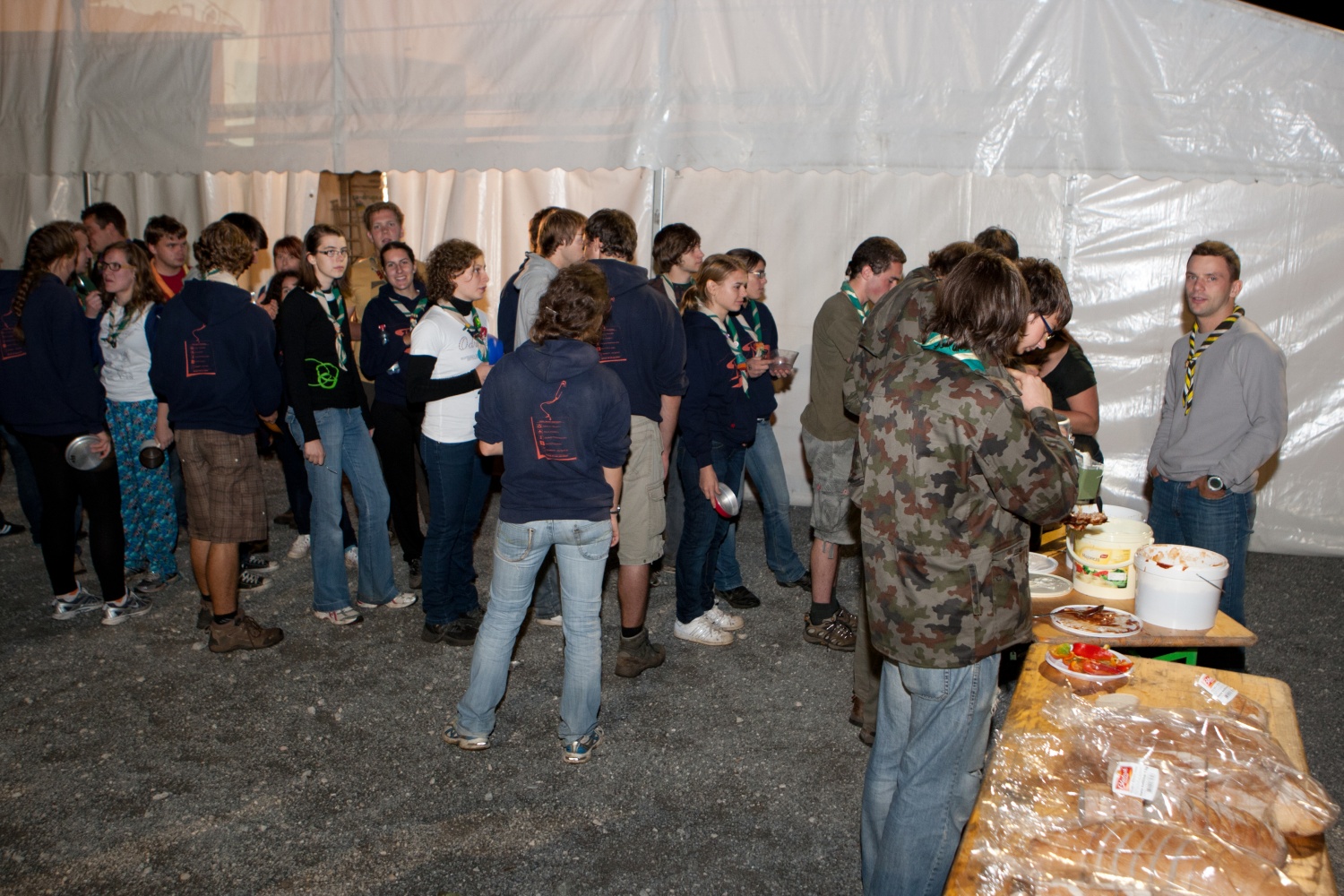 "Odrolaj!" ali dan, ko smo se zbrali popotniki in popotnice iz celotne Slovenije.V soboto 24. septembra je bila planina Podvežak, kjer običajno domuje le nekaj pastirjev in živine, živahno stičišče 280 skavtov iz 30-ih stegov. Popotniki in popotnice smo pomagali tamkajšnjim pastirjem pri odstranitvi skal s pašnika, prenosu materiala za postavitev ograje in prenosu desk za prekrivanje pastirske koče.