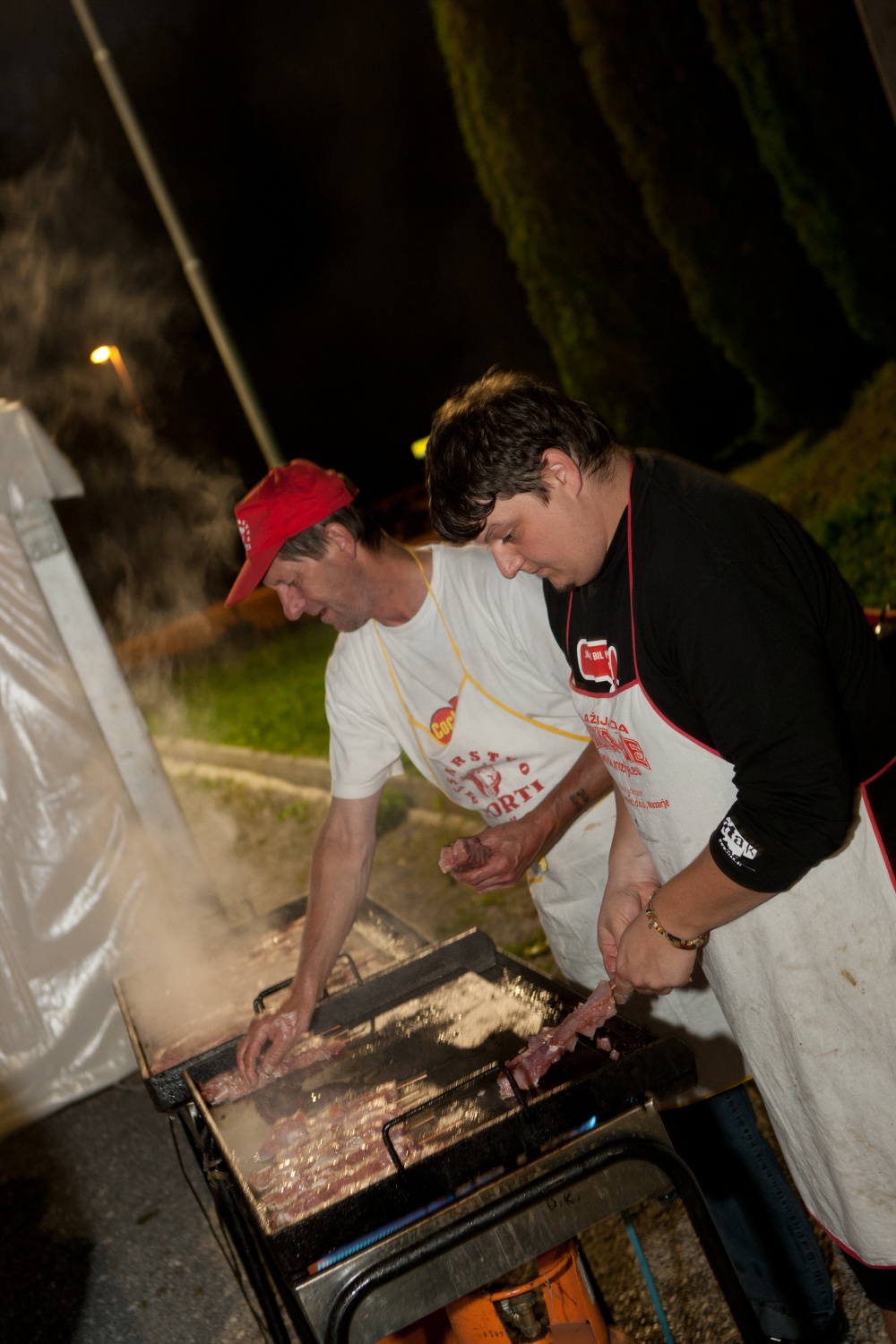 "Odrolaj!" ali dan, ko smo se zbrali popotniki in popotnice iz celotne Slovenije.V soboto 24. septembra je bila planina Podvežak, kjer običajno domuje le nekaj pastirjev in živine, živahno stičišče 280 skavtov iz 30-ih stegov. Popotniki in popotnice smo pomagali tamkajšnjim pastirjem pri odstranitvi skal s pašnika, prenosu materiala za postavitev ograje in prenosu desk za prekrivanje pastirske koče.
