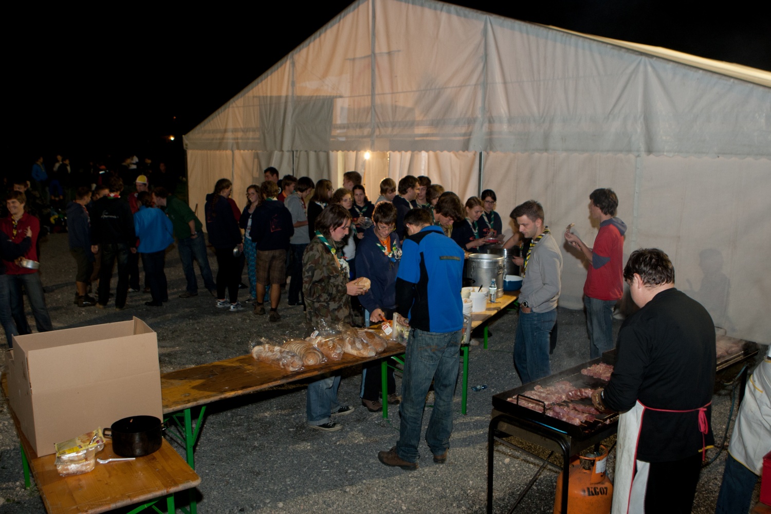 "Odrolaj!" ali dan, ko smo se zbrali popotniki in popotnice iz celotne Slovenije.V soboto 24. septembra je bila planina Podvežak, kjer običajno domuje le nekaj pastirjev in živine, živahno stičišče 280 skavtov iz 30-ih stegov. Popotniki in popotnice smo pomagali tamkajšnjim pastirjem pri odstranitvi skal s pašnika, prenosu materiala za postavitev ograje in prenosu desk za prekrivanje pastirske koče.