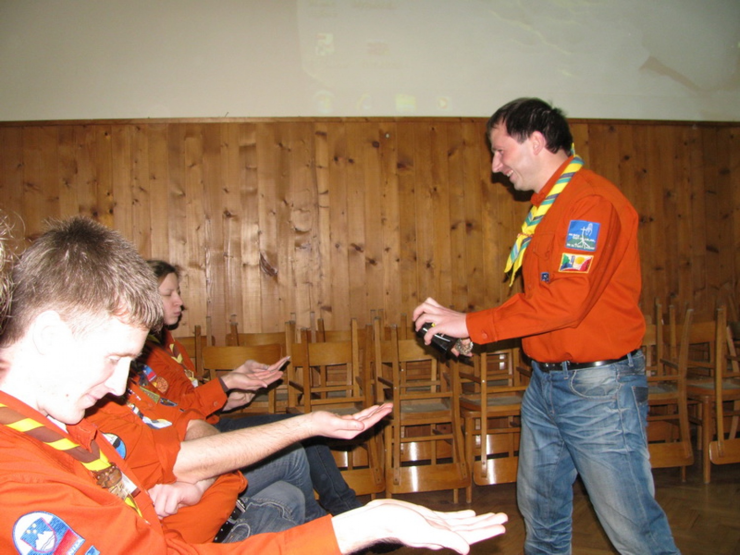 Tisti petek bi bil kot vsak turoben (pre)topel zimski večer, ko se je sonce kot vedno potrudilo in stopilo še zadnje zaplate snega preden je smuknilo za obzorje, če ne bi v Artičah tam čisto na jugu naše Štajerske, že skoraj na meji z Dolenjsko, imelo zgoditi nekaj posebnega. Namreč bil je čas, da se zberemo na Svetu Mariborske Regije ...