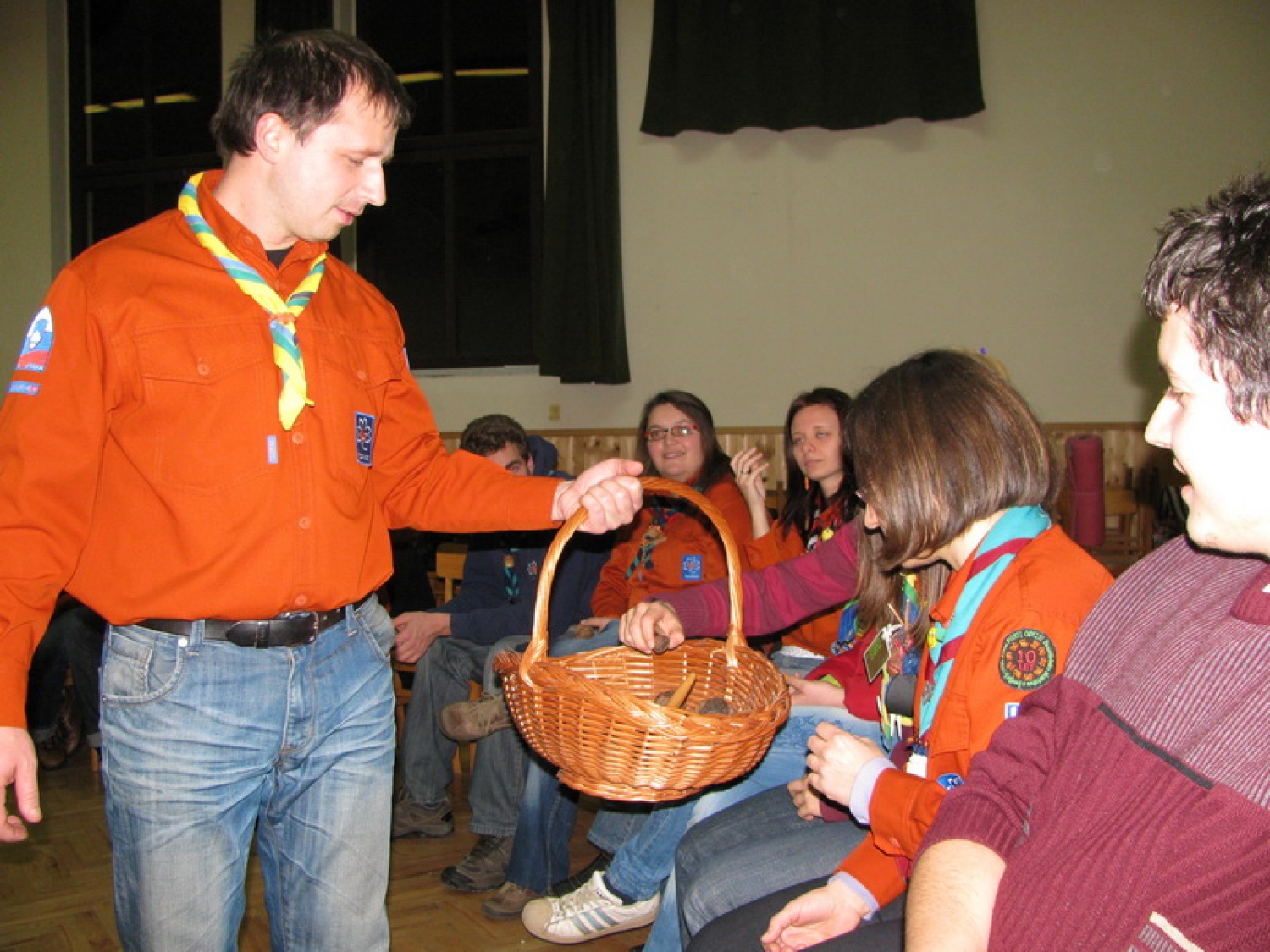 Tisti petek bi bil kot vsak turoben (pre)topel zimski večer, ko se je sonce kot vedno potrudilo in stopilo še zadnje zaplate snega preden je smuknilo za obzorje, če ne bi v Artičah tam čisto na jugu naše Štajerske, že skoraj na meji z Dolenjsko, imelo zgoditi nekaj posebnega. Namreč bil je čas, da se zberemo na Svetu Mariborske Regije ...