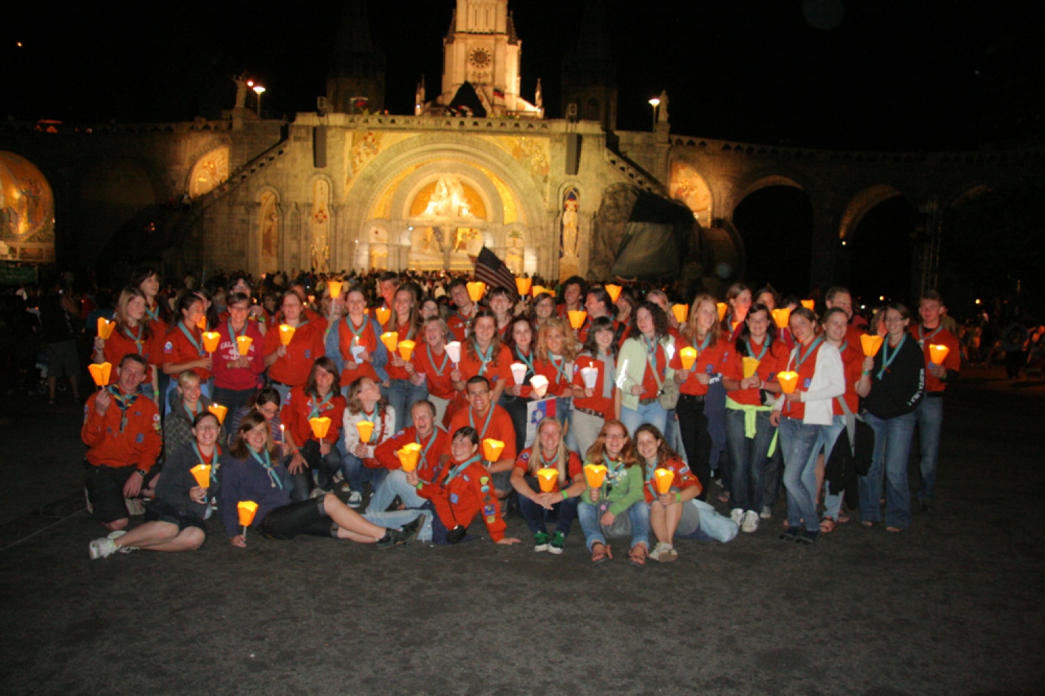 Lurd- skupinska ob koncu procesije z lučkami