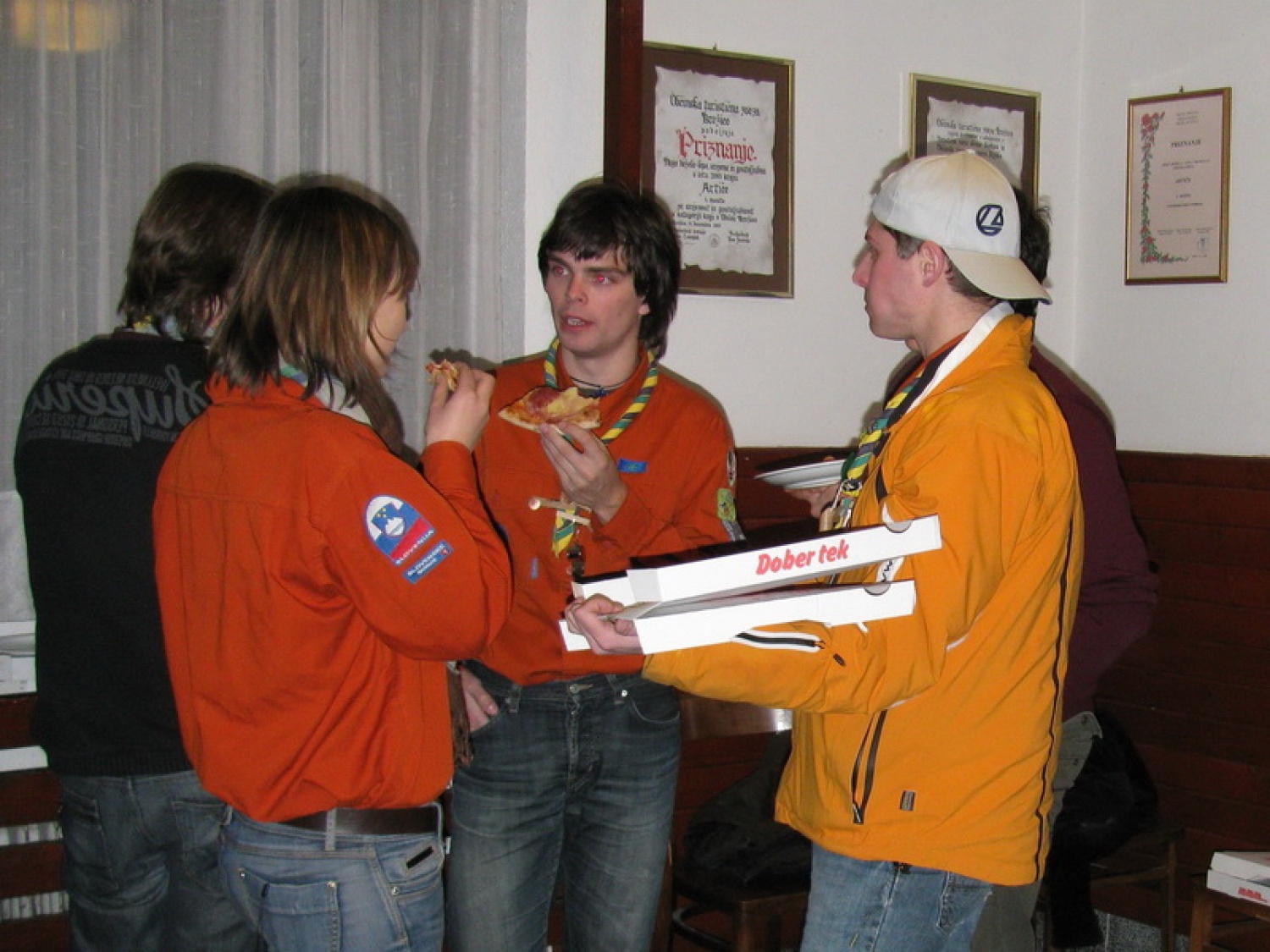 Tisti petek bi bil kot vsak turoben (pre)topel zimski večer, ko se je sonce kot vedno potrudilo in stopilo še zadnje zaplate snega preden je smuknilo za obzorje, če ne bi v Artičah tam čisto na jugu naše Štajerske, že skoraj na meji z Dolenjsko, imelo zgoditi nekaj posebnega. Namreč bil je čas, da se zberemo na Svetu Mariborske Regije ...