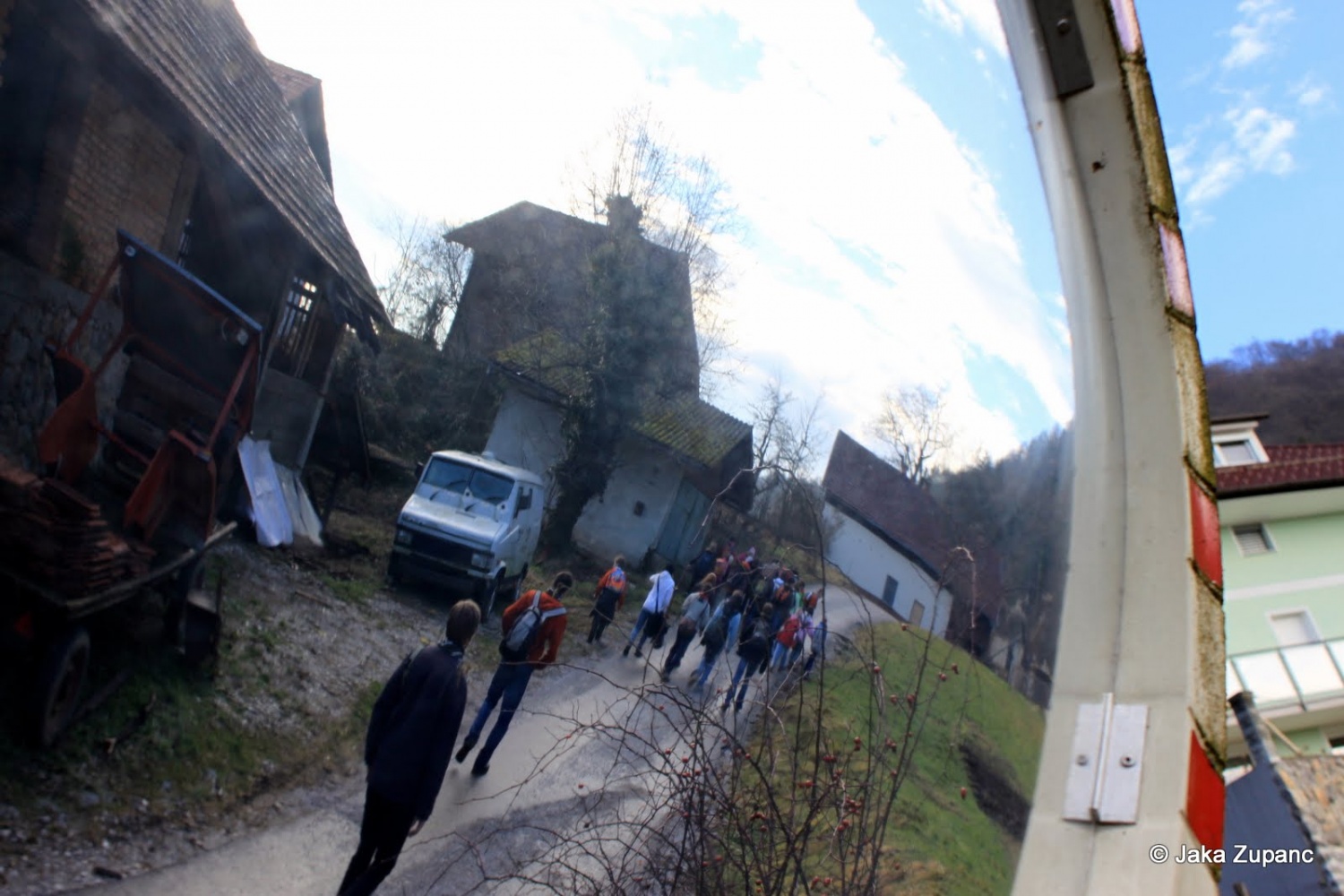 Nekega oblačnega, rahlo deževnega jutra, smo se skavti stega Ljubljana 1 podali na izlet na Rašico. Kar je sprva delovalo kot deževen in turoben dan, se je kmalu spremenilo v najlepši dan v zadnjih parih tednih.
Kaj vse smo počeli in kako smo se imeli si preberite v nadaljevanju.