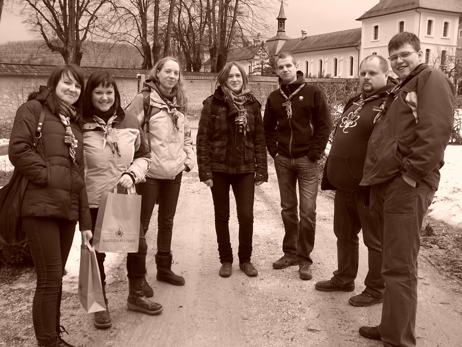 V soboto, 8. januarja 2011, smo se SKVO Mozirje 1 odpravili na (že tradicionalni) izlet SKVO-ja. Tokrat nismo prečkali meje Republike Slovenije, temveč le Štajersko mejo. Odpravili smo se na Dolenjsko – pot nas je zanesla v Kostanjevico na Krki in v Pleterje.
Pri tem pa ni šlo samo za izlet, temveč za nekaj več ...