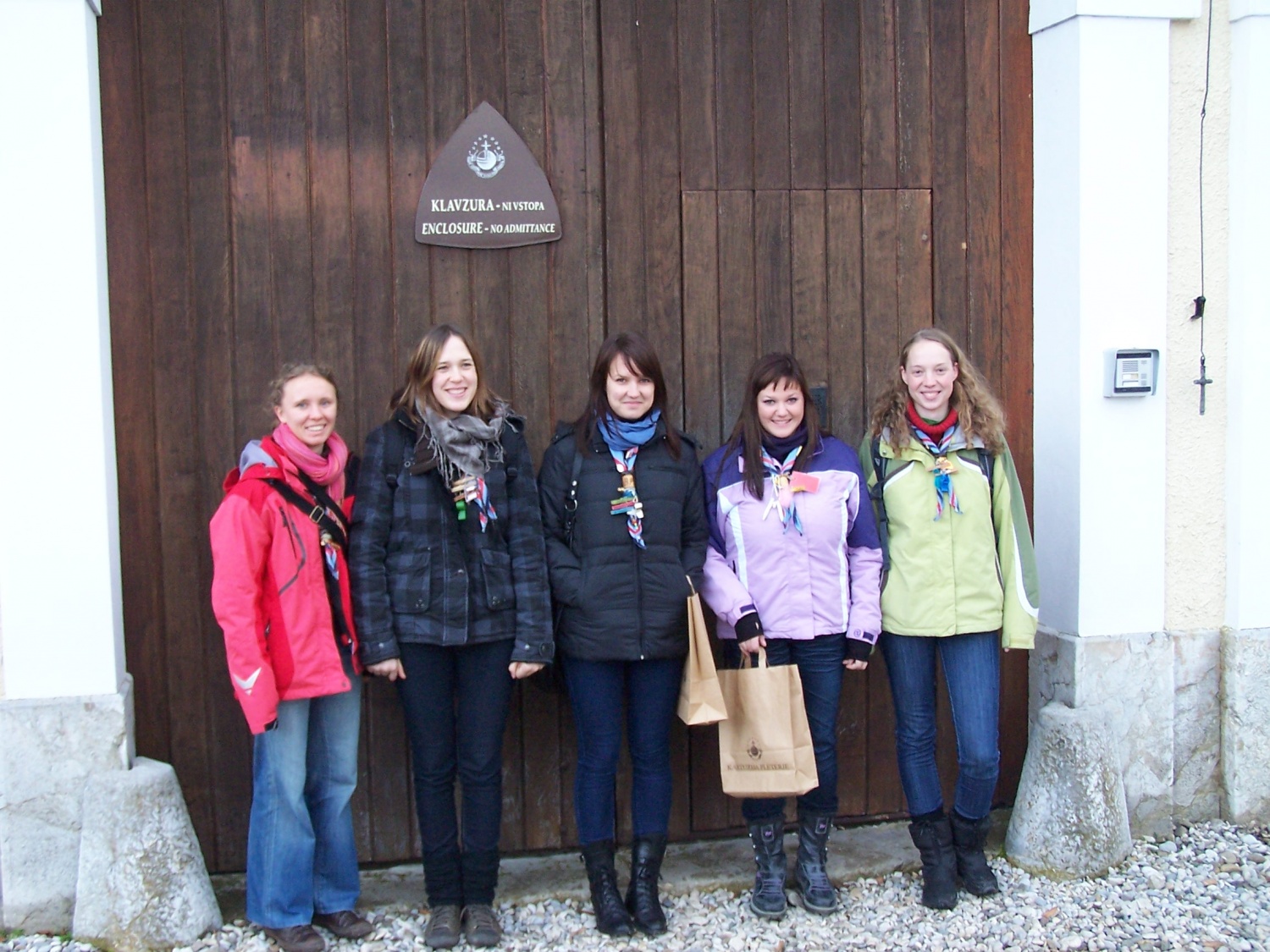 V soboto, 8. januarja 2011, smo se SKVO Mozirje 1 odpravili na (že tradicionalni) izlet SKVO-ja. Tokrat nismo prečkali meje Republike Slovenije, temveč le Štajersko mejo. Odpravili smo se na Dolenjsko – pot nas je zanesla v Kostanjevico na Krki in v Pleterje.
Pri tem pa ni šlo samo za izlet, temveč za nekaj več ...