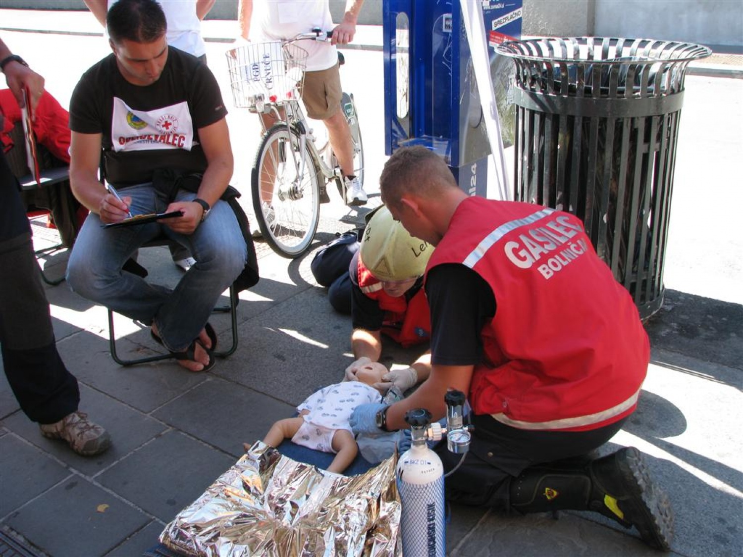 Masovna nesreča. Dva kombija polna ljudi, nekateri močno poškodovani, drugi lažje ranjeni, nekaj samo pijanih. Pritečeta dve skupini reševalcev, ekipa skavtov in ekipa Rdečega križa in začneta reševati življenja. Tokrat je šlo samo za vajo.