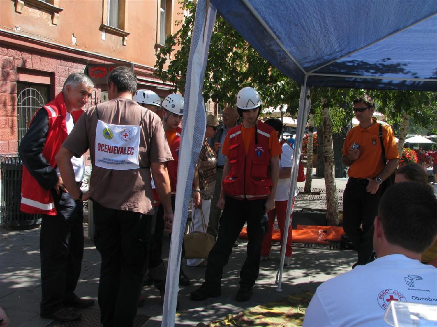 Masovna nesreča. Dva kombija polna ljudi, nekateri močno poškodovani, drugi lažje ranjeni, nekaj samo pijanih. Pritečeta dve skupini reševalcev, ekipa skavtov in ekipa Rdečega križa in začneta reševati življenja. Tokrat je šlo samo za vajo.